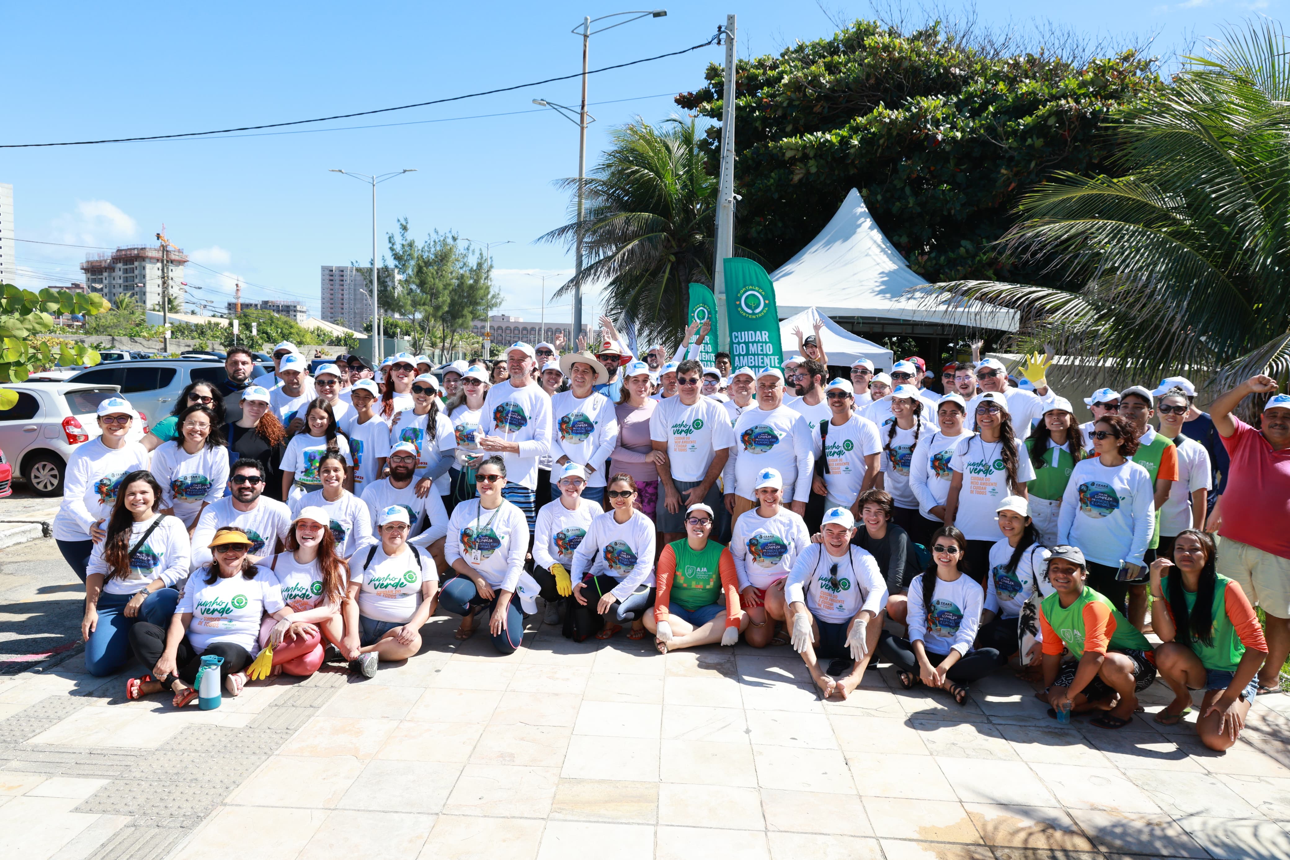 A atividade aconteceu na Praia do Futuro, local de grande aglomeração de pessoas, principalmente nos finais de semana