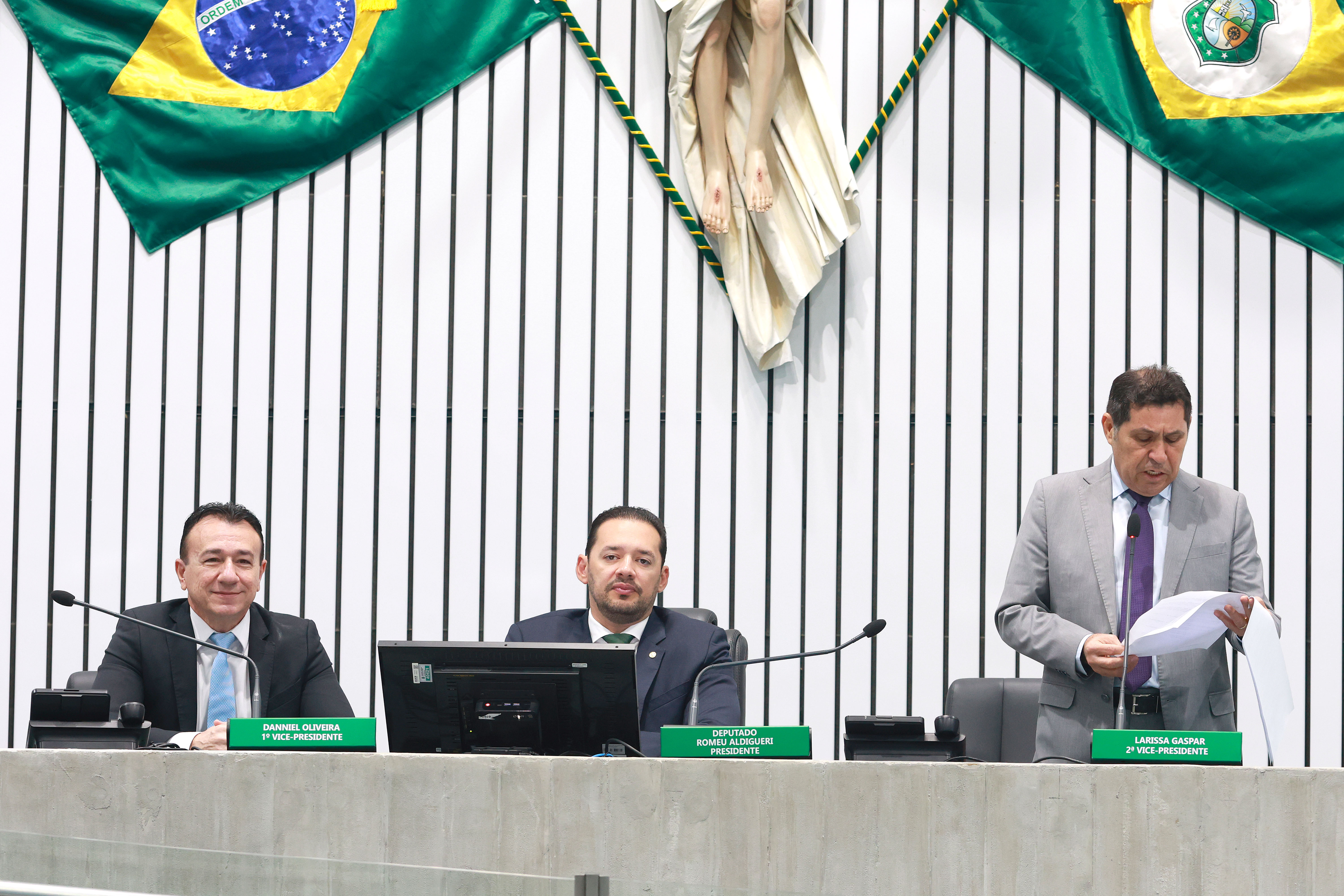 O deputado De Assis Diniz fez a leituras das novas proposituras