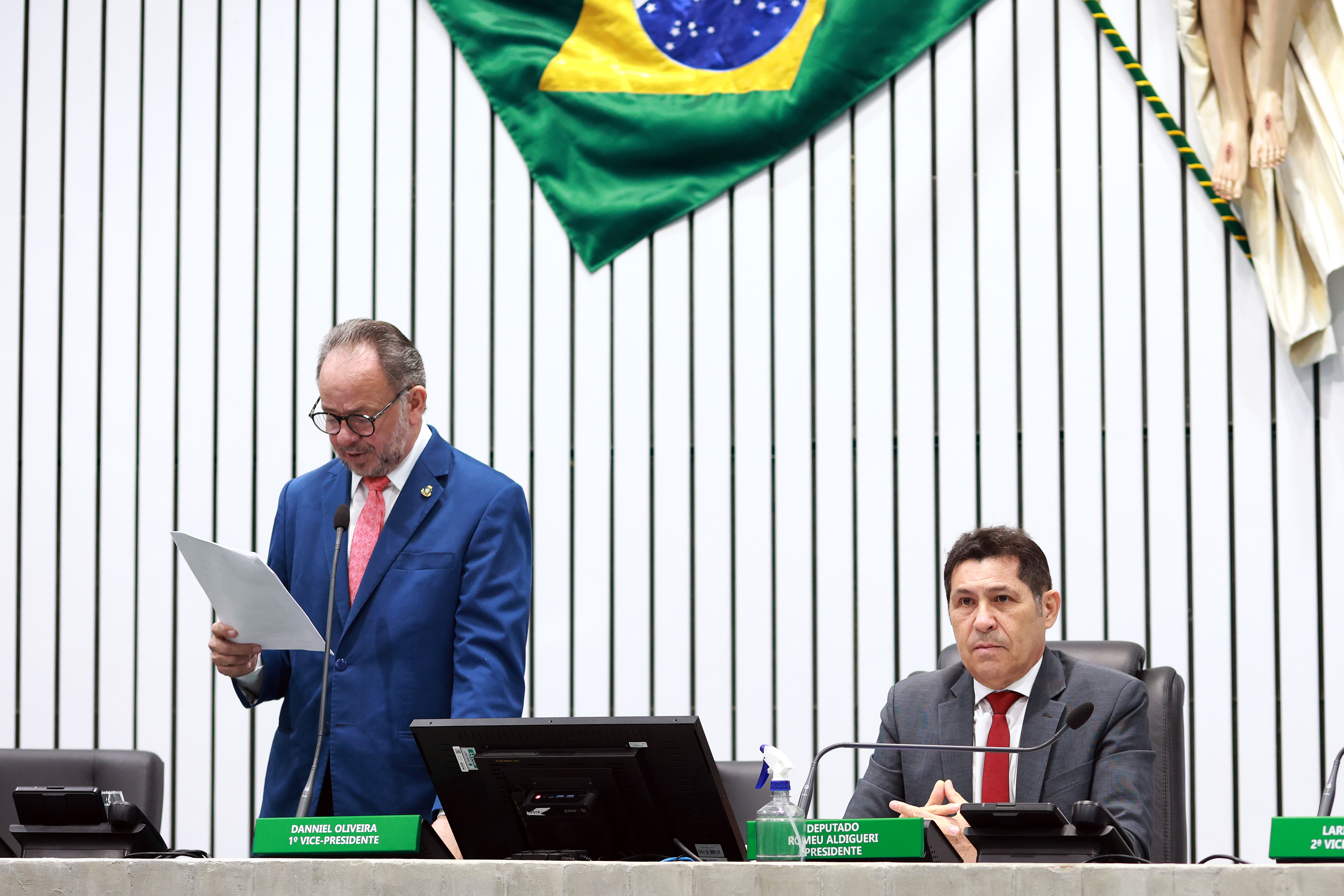 O deputado Acrísio Sena (PT) foi o responsável pela leitura dos projetos