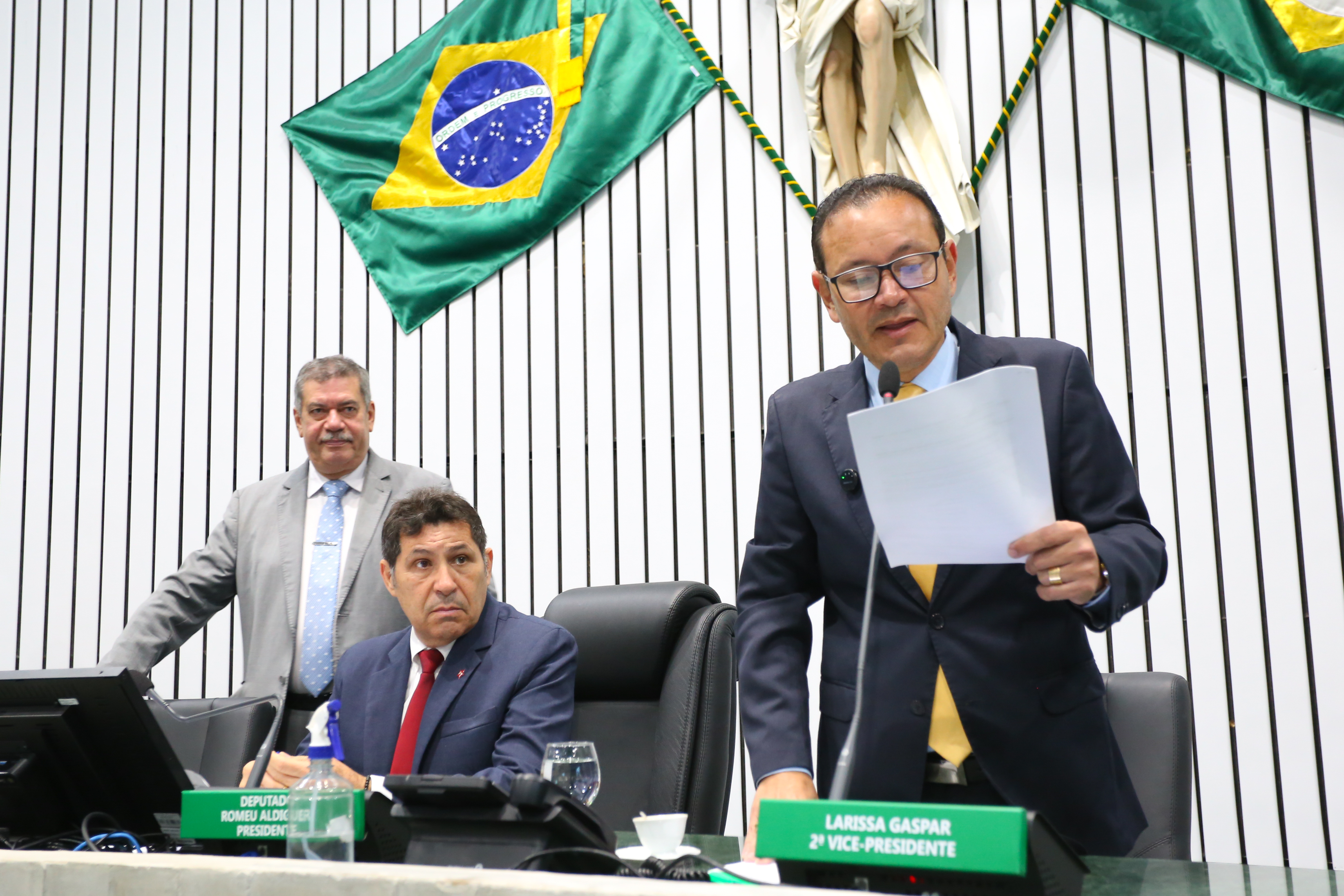 O deputado Stuart Castro fez a leitura dos novos projetos