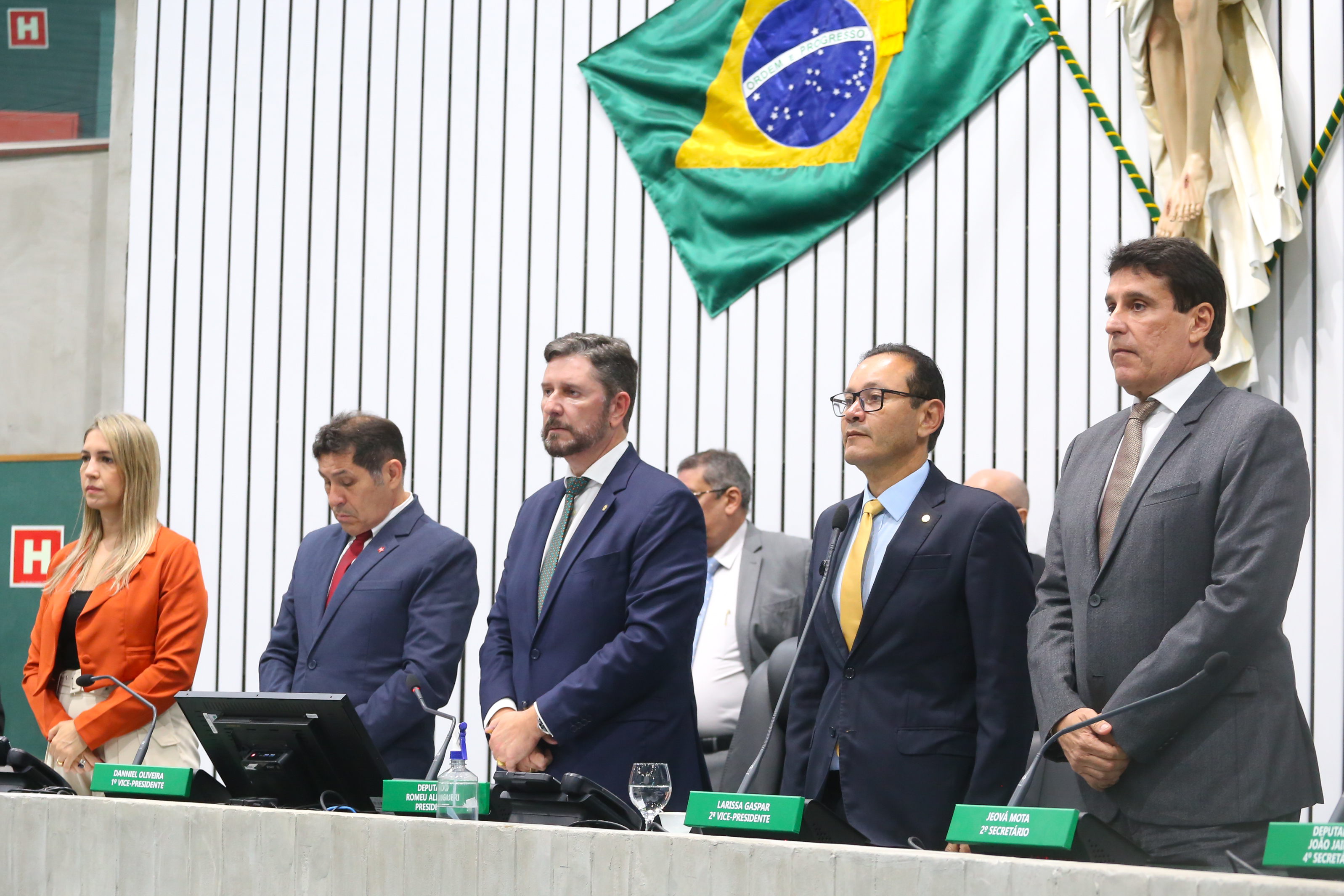Em posição de respeito, os parlamentares prestam solidariedade e respeito pela morte da servidora