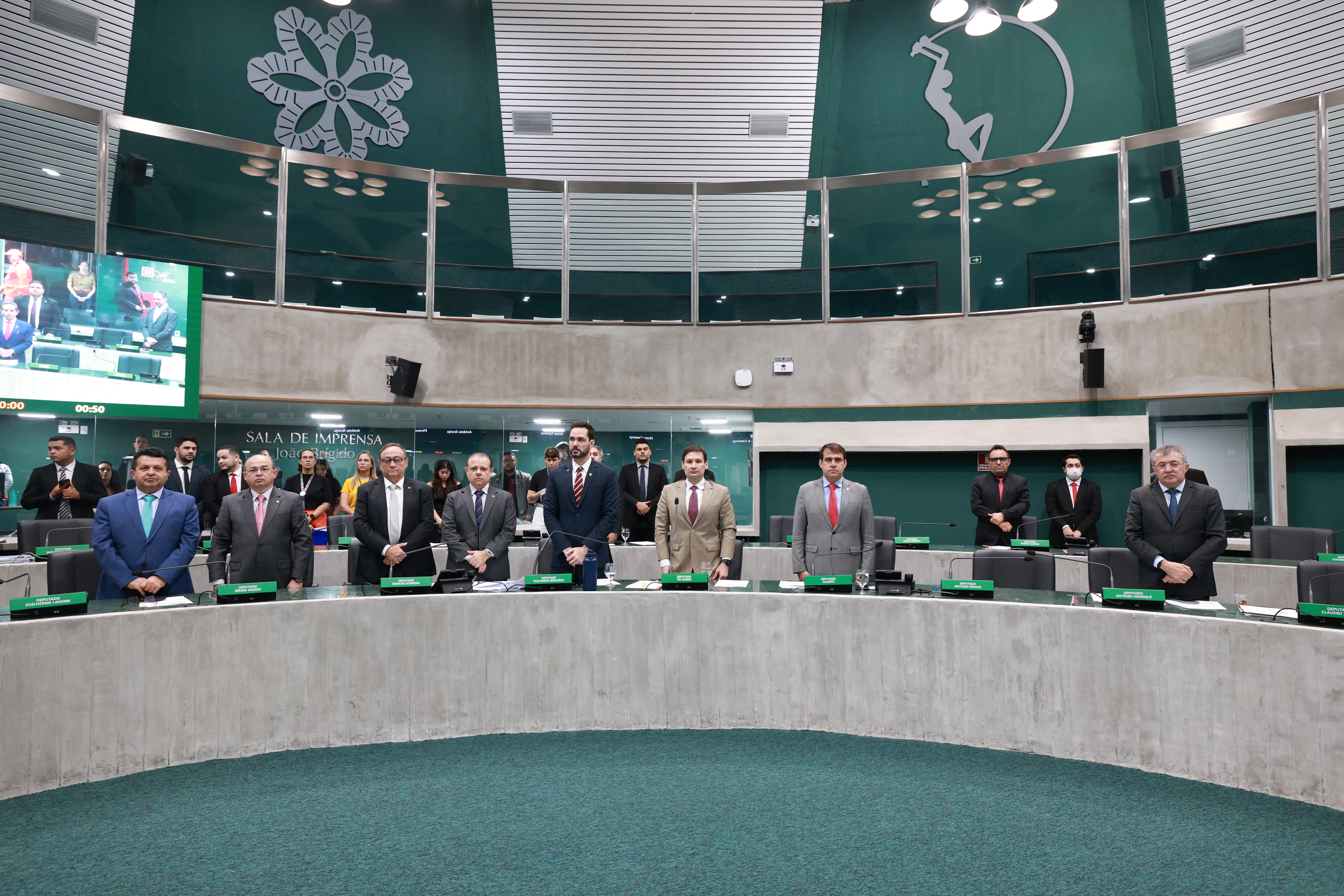 Os parlamentares se posicionaram para prestar homenagem ao falecimento das duas pessoas