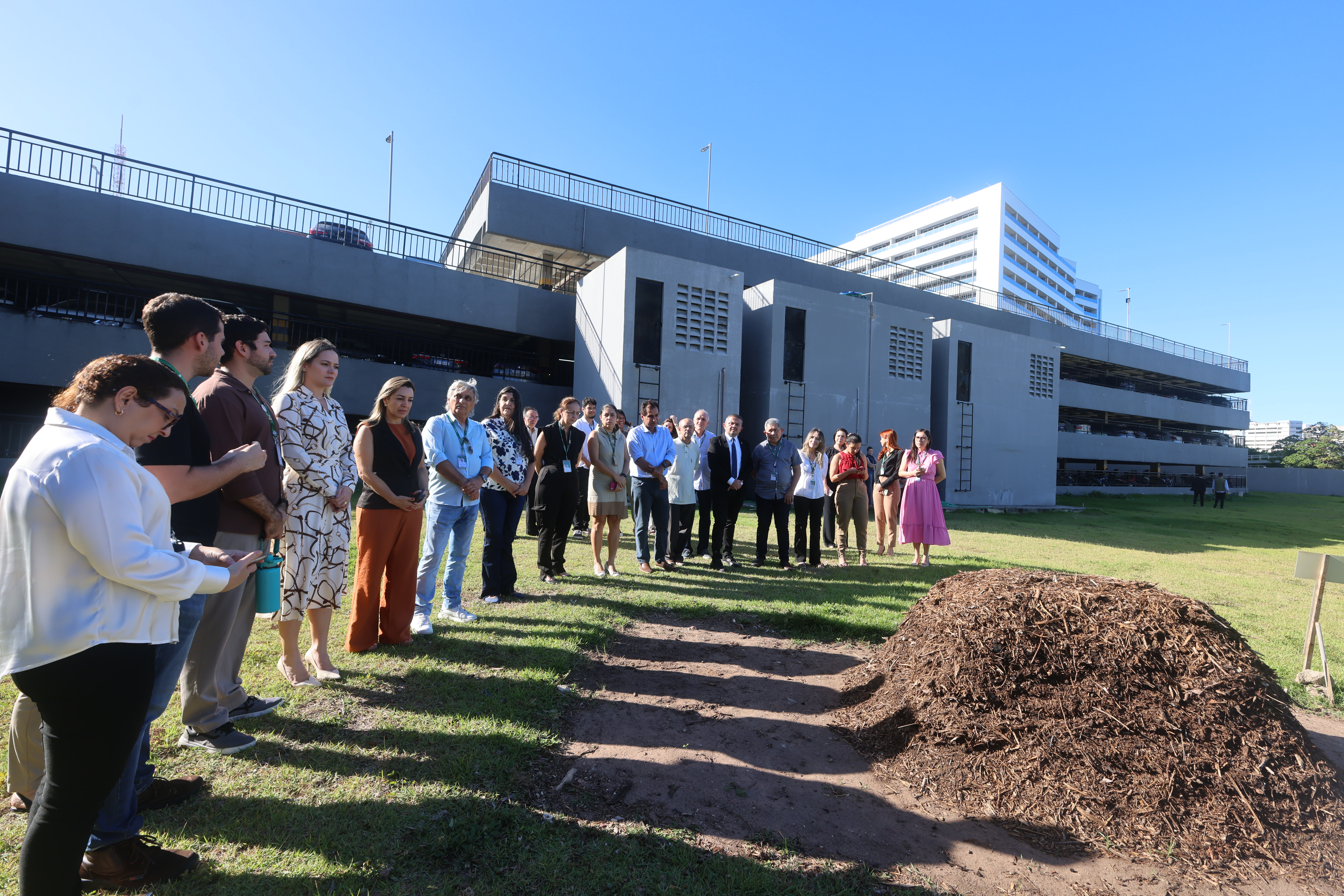 Primeira-dama e deputado Bruno Pedrosa visitam Sala de Resíduos e Pátio de Compostagem da Alece