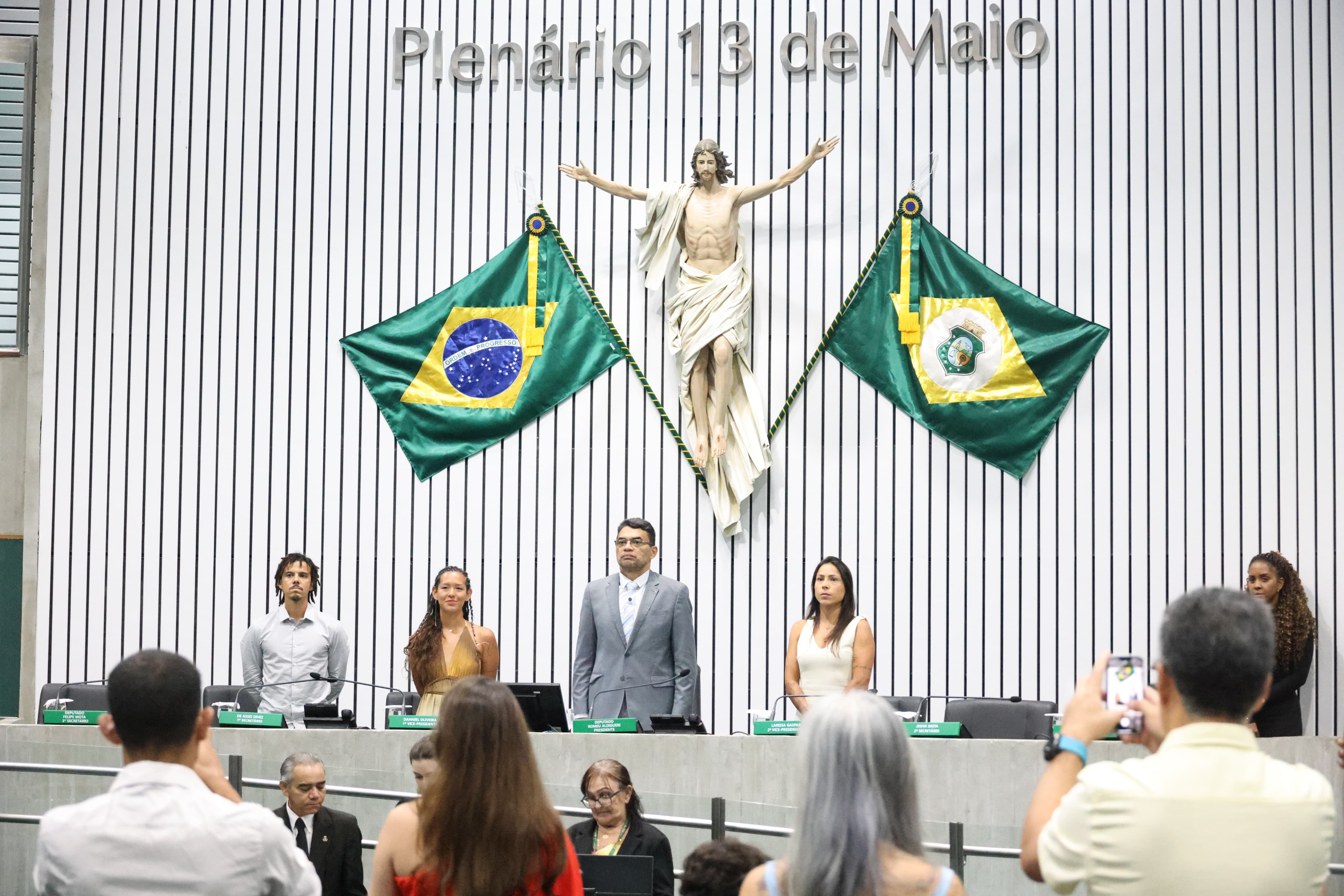 Sessão solene foi realizada no Plenário 13 de Maio