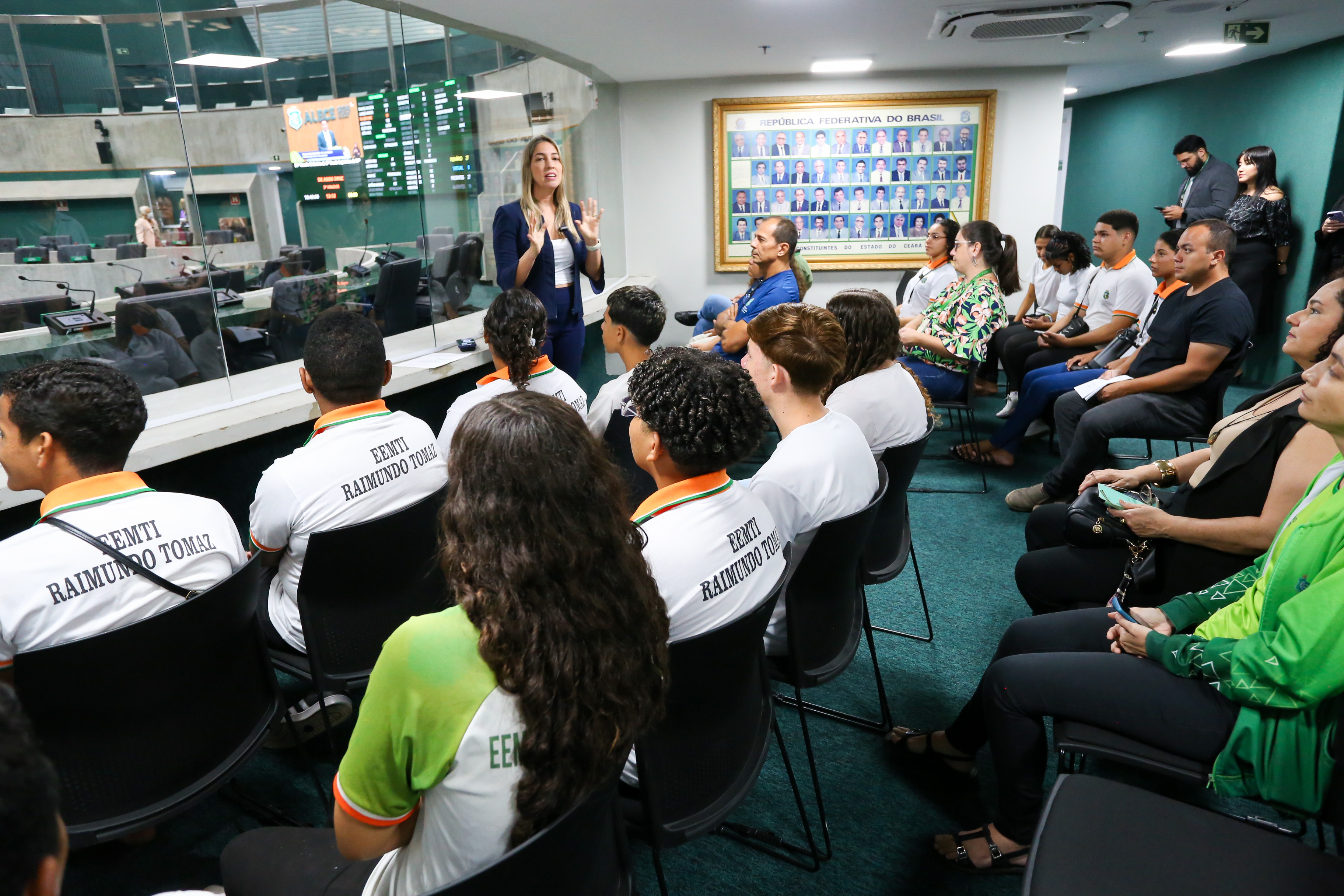 Deputada Larissa Gaspar (PT) conversou com os estudantes da EEMTI Raimundo Tomaz, de Aquiraz, durante a visita na Alece