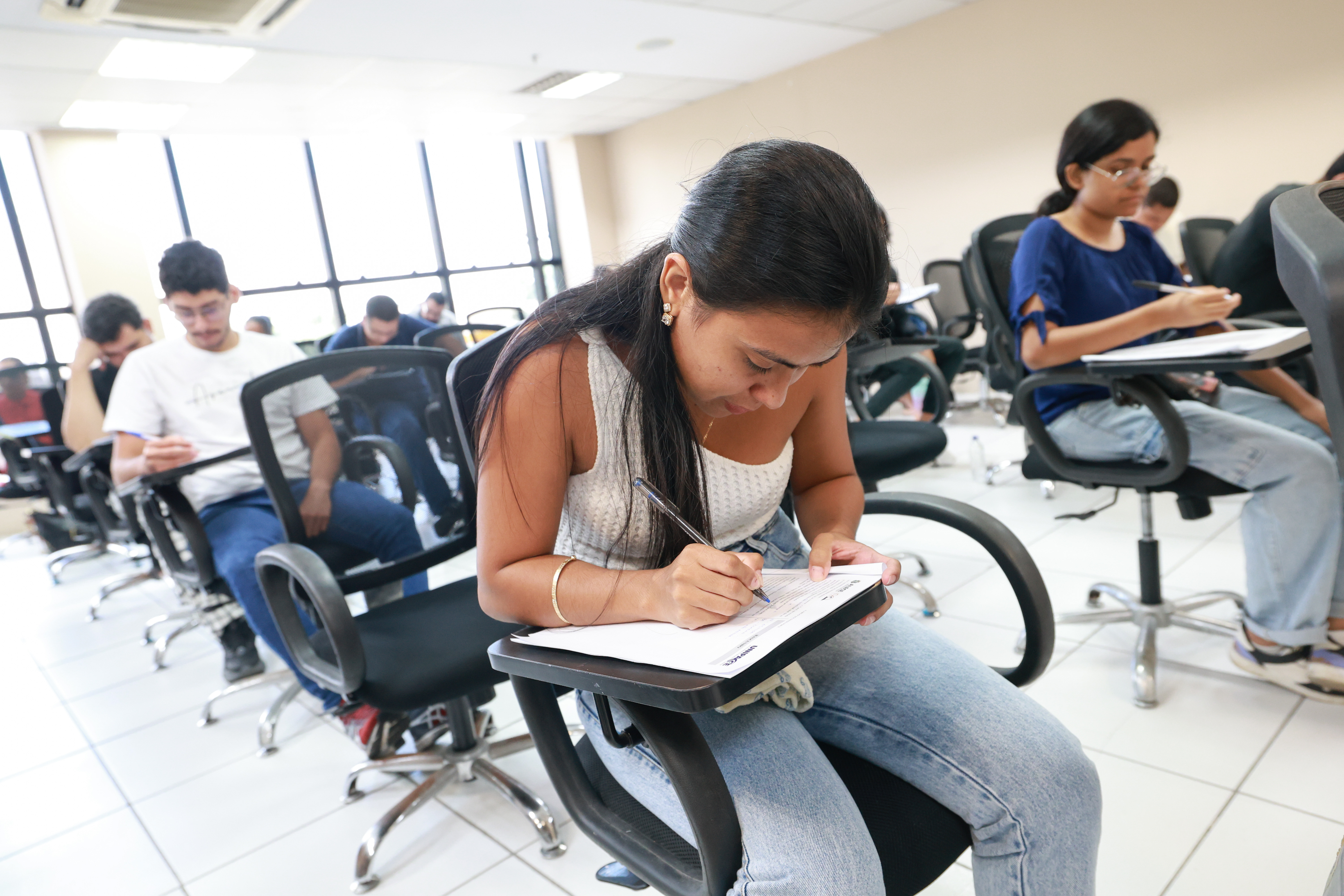 Alunos do Aprova+ Alece testam seus conhecimentos na preparação para a prova da PM do Ceará