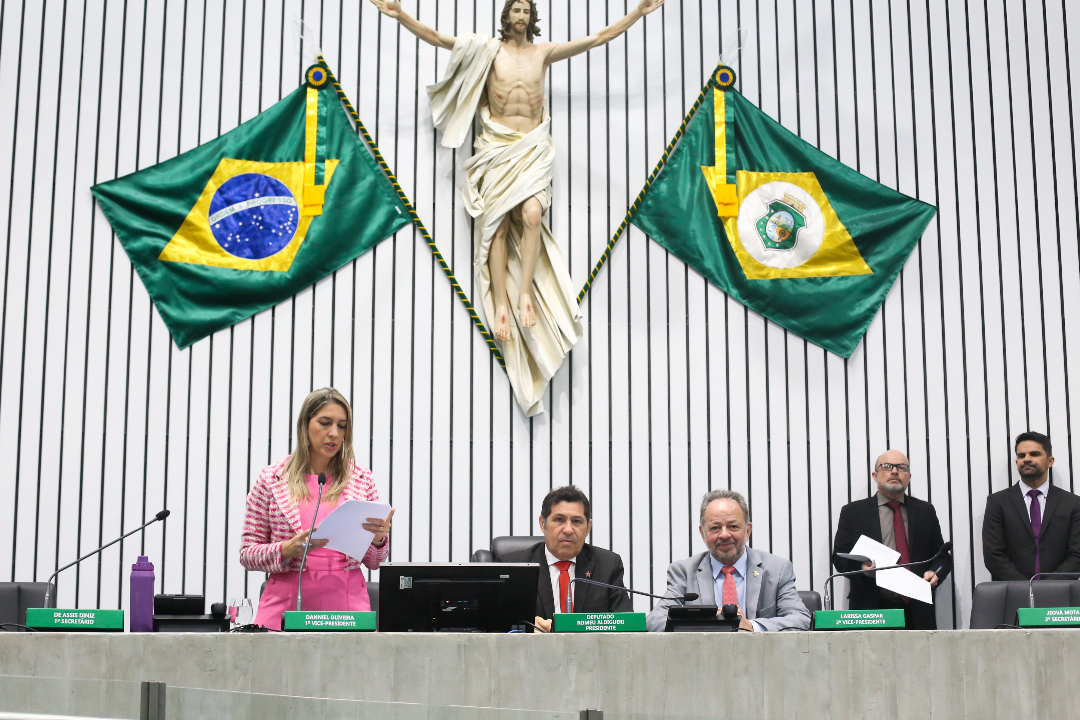 A deputada Larissa Gaspar (PT) fez a leituras dos novos projetos que entraram em tramitação