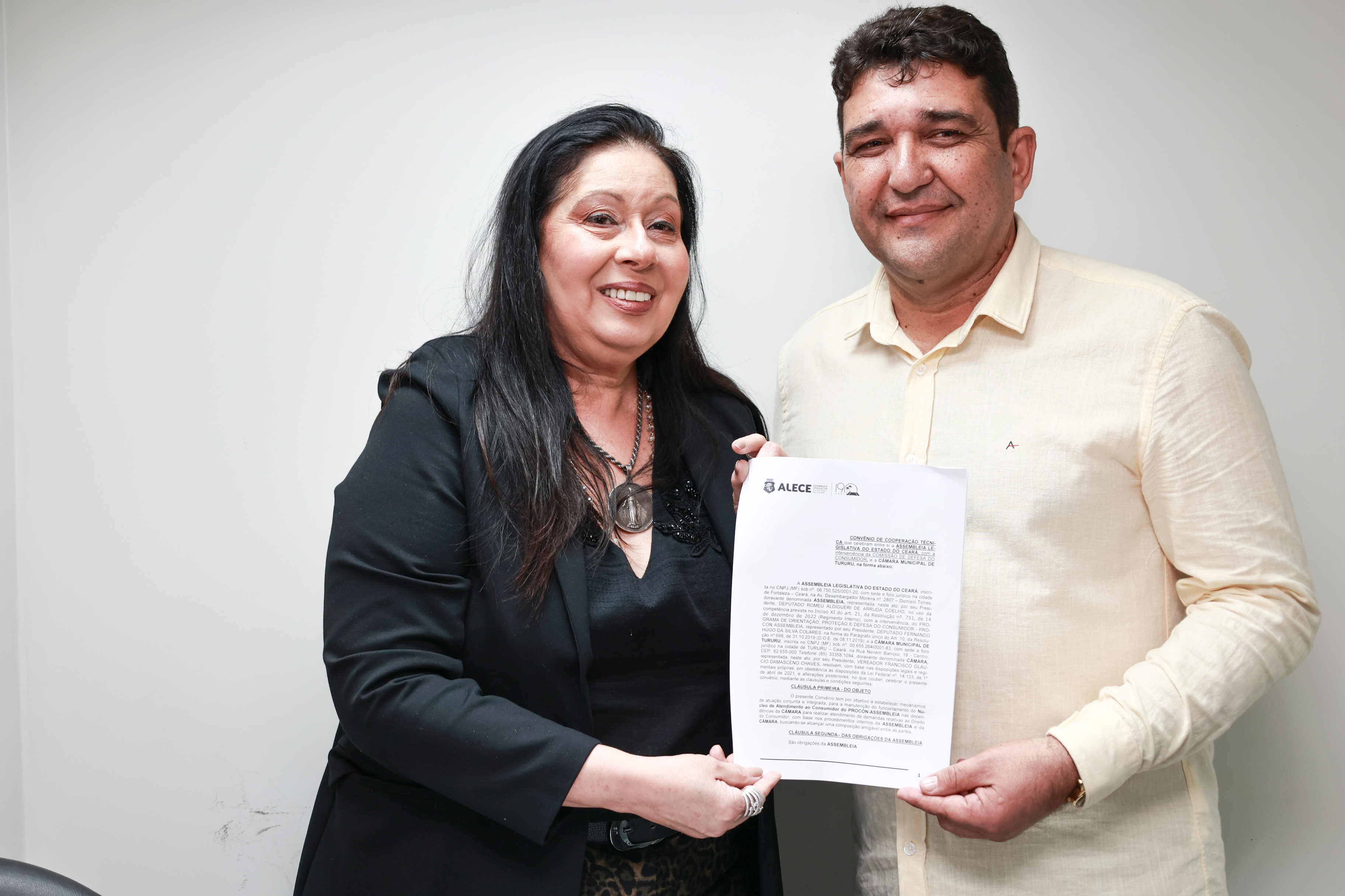 A chefe do Procon Assembleia, Valéria Cavalcante, com o presidente da Câmara de Tururu, Francisco Gláucio Damasceno Chaves