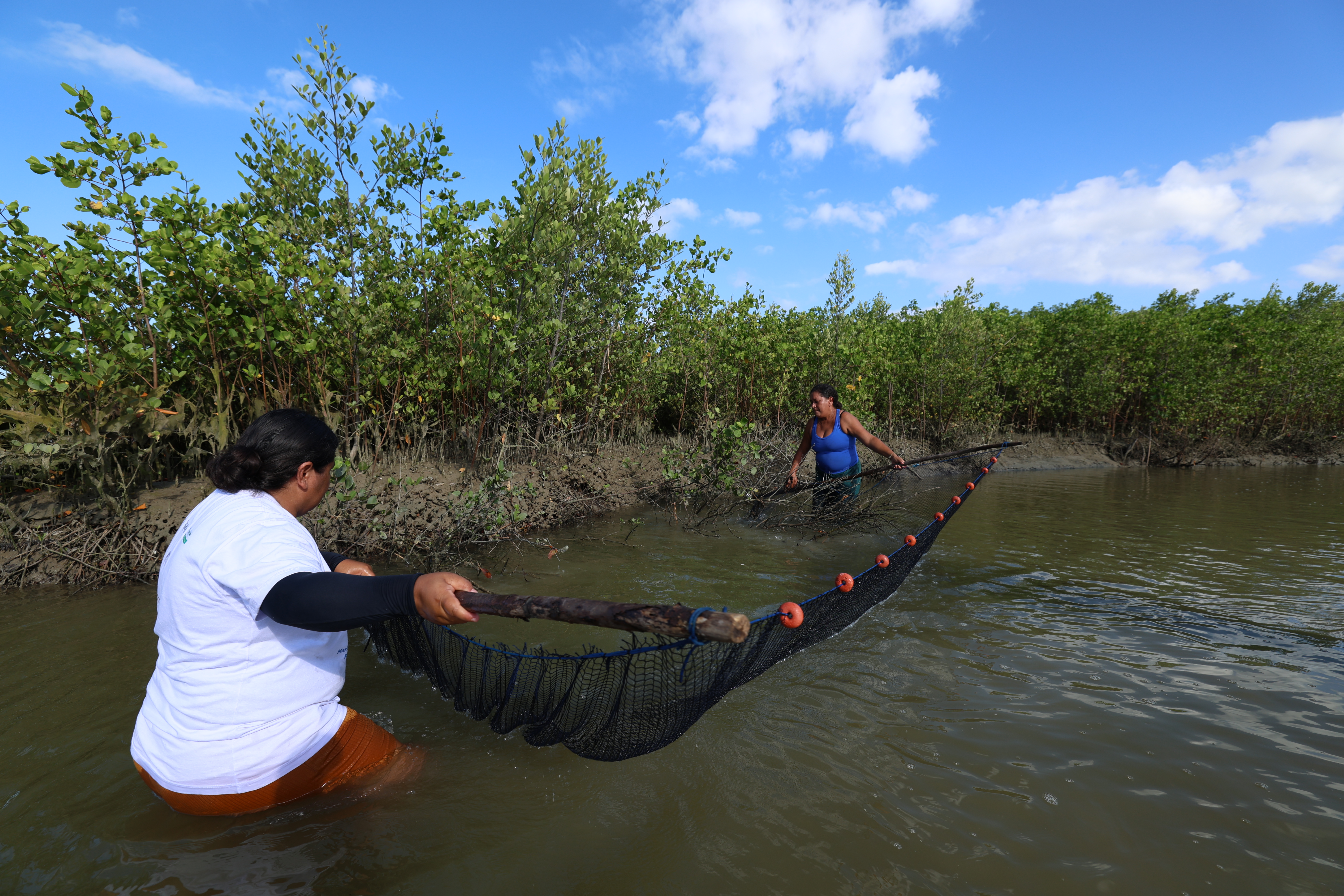 Marisqueiras do grupo Guerreiras das Águas, de Paracuru, em matéria da revista Plenário Alece