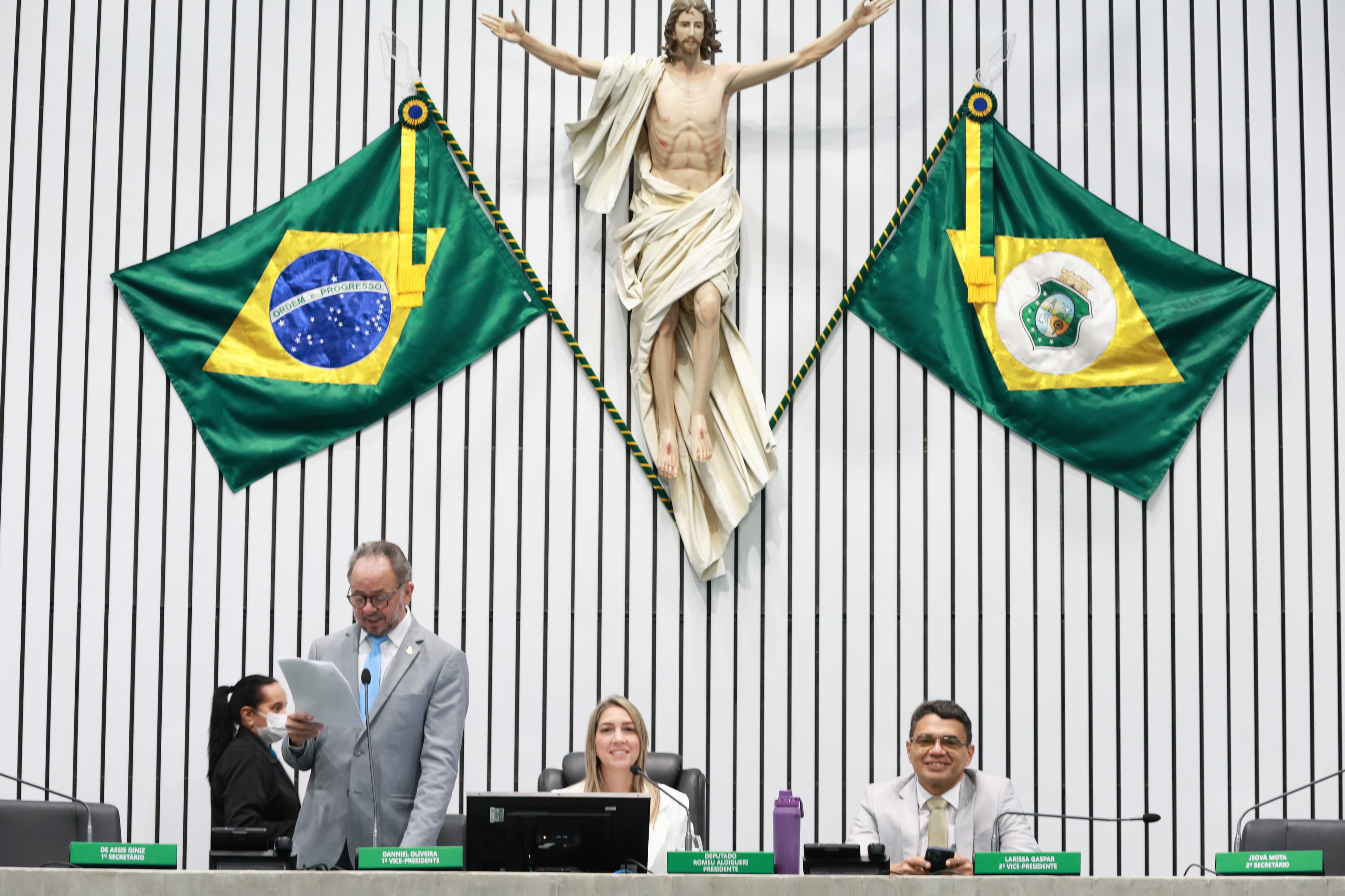 O deputado Acrísio Sena (PT) leu as propostas que iniciam tramitação na Casa