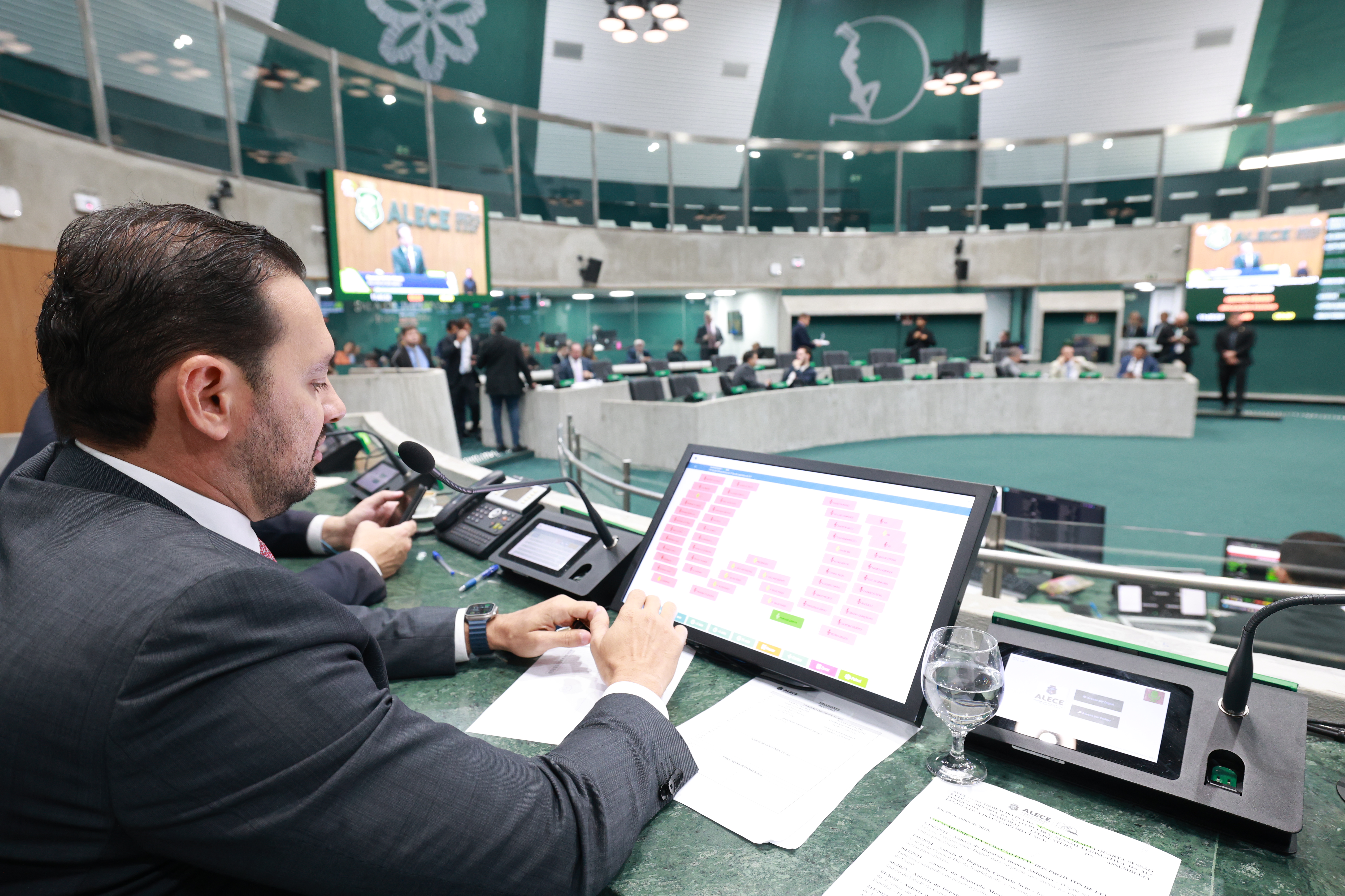 Os parlamentares discursaram na sessão desta quarta-feira