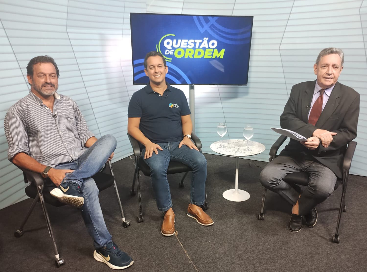 Jornalista Roberto Bomfim Júnior, diretor da Qair Brasil, Gustavo Silva e jornalista Renato Abreu