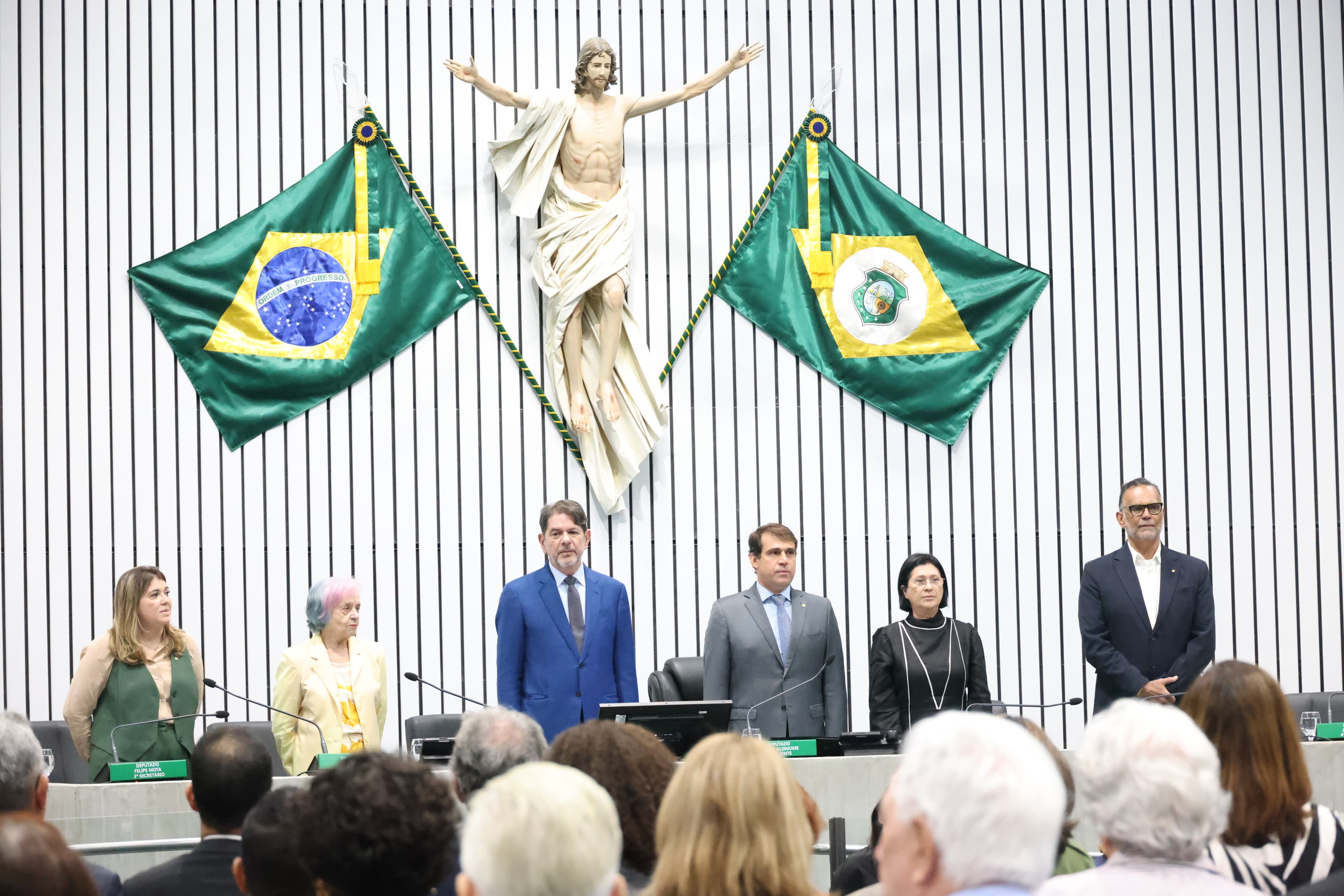 Sessão solene foi realizada no Plenário 13 de Maio