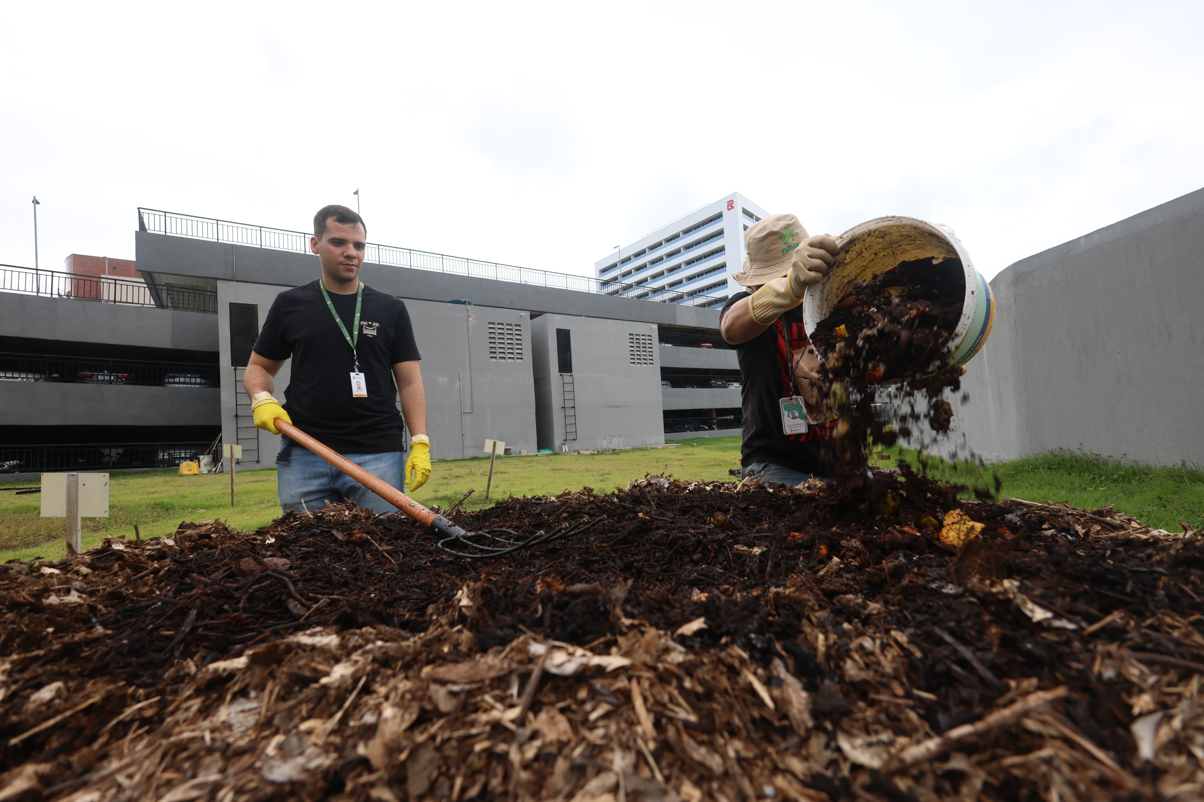 A compostagem é uma das ações sustentáveis adotadas pela AleceA compostagem é uma das ações sustentáveis adotadas pela AleceA compostagem é uma das ações sustentáveis adotadas pela Alece