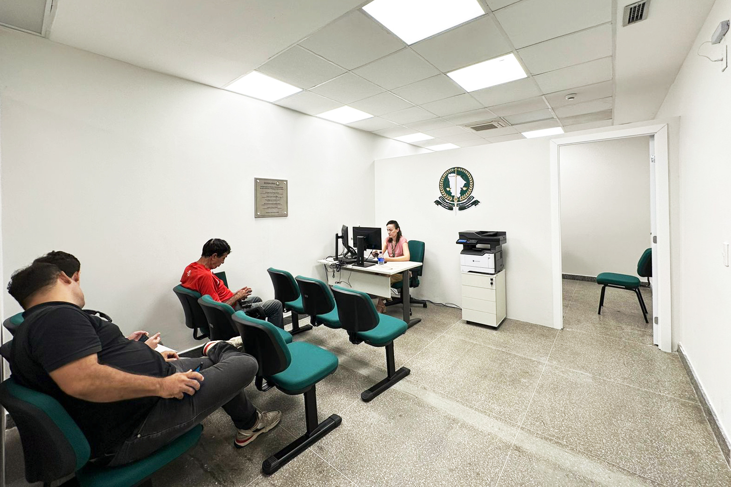 O atendimento presencial do núcleo é realizado no Anexo III da Alece