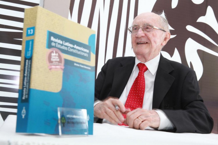 Alece homenageia grandes nomes do Direito com Medalha Paulo Bonavides