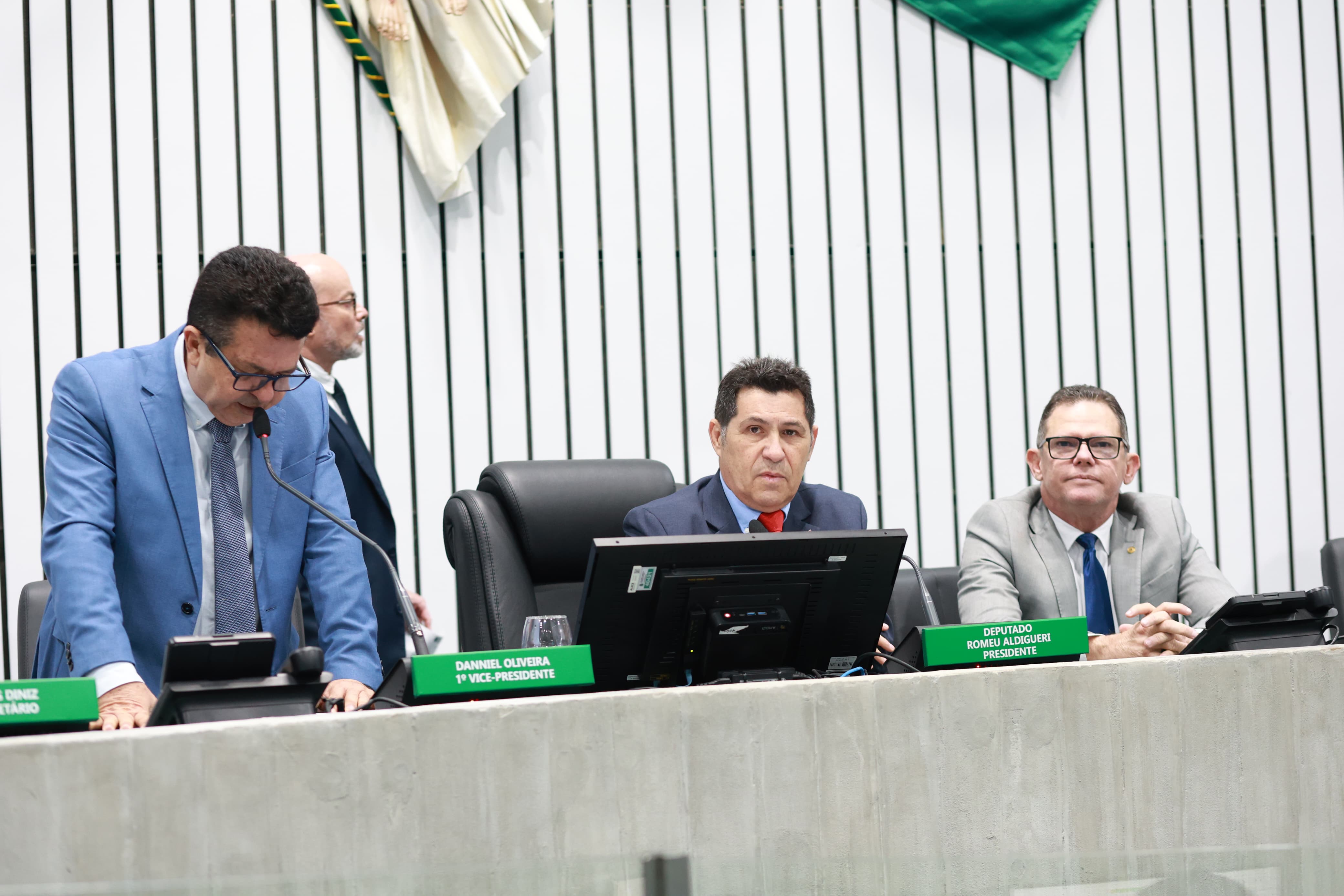 O deputado Jeová Mota (PSB) fez a leitura das propostas na sessão de hoje