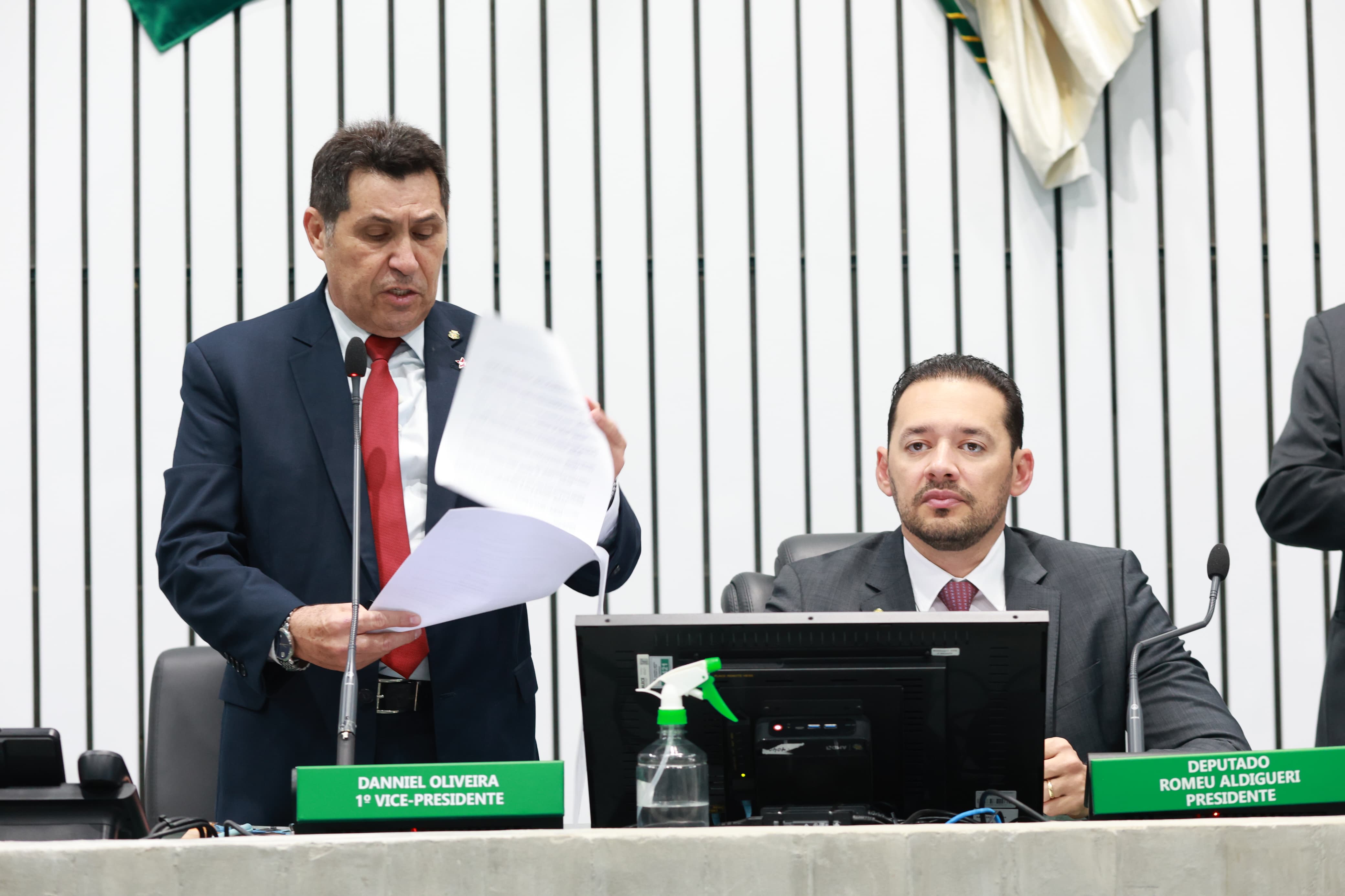O deputado De Assis Diniz (PT) foi responsável pela leitura das matérias