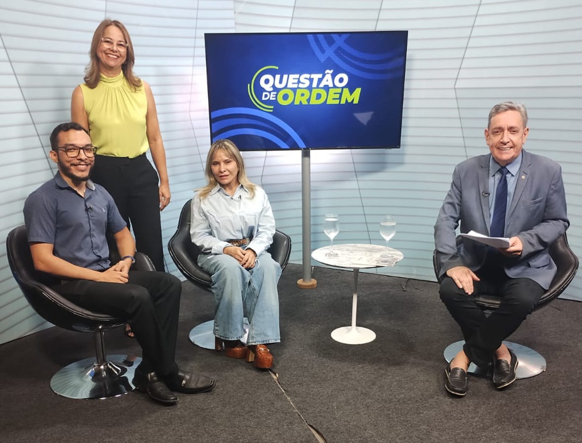 O jornalista Renato Abreu recebe os professores Lucas Anderson e Mônica Tassigny (sentados) e a promotora de Justiça, Grecianny Cordeiro