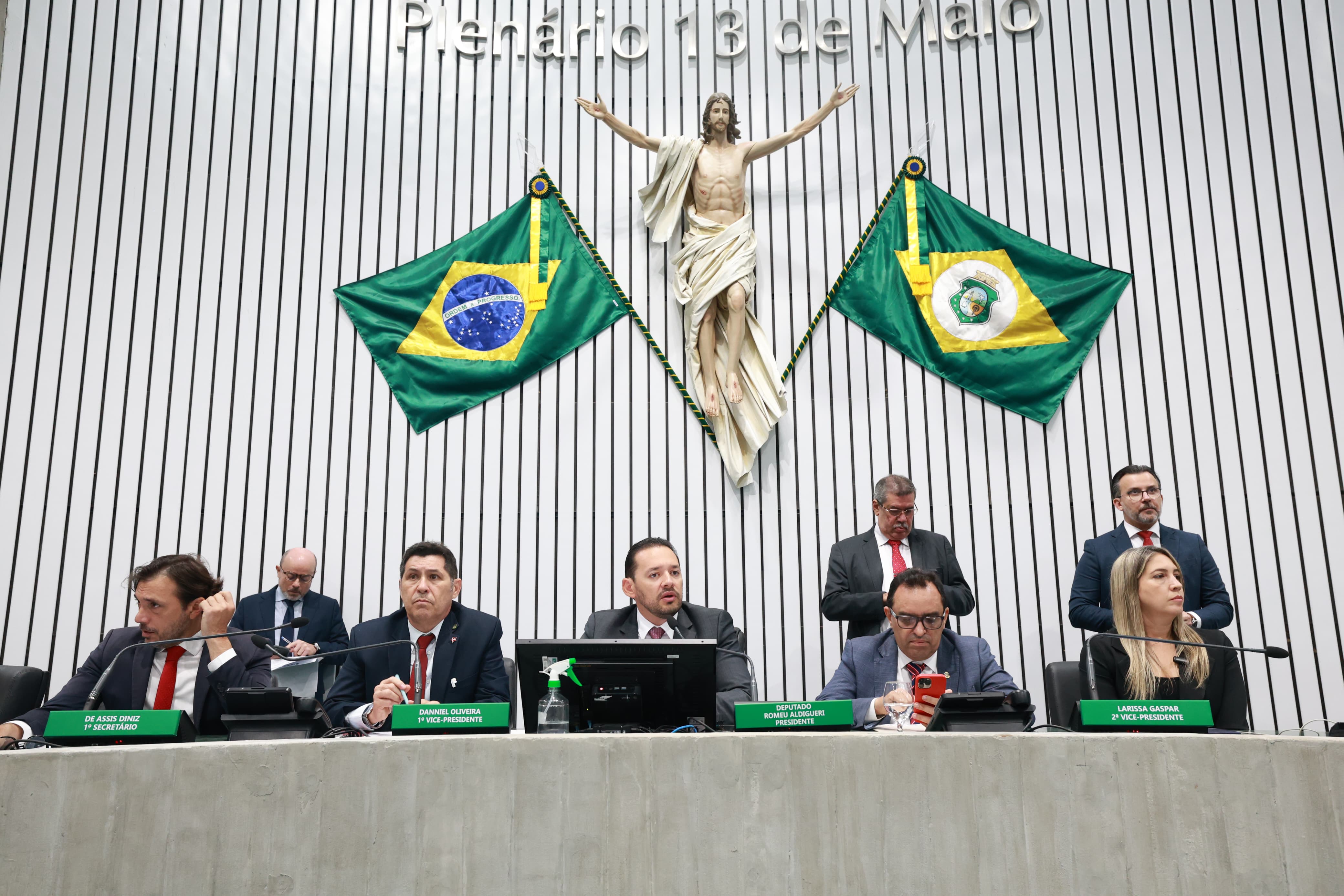 O deputado Danniel Oliveira (MDB) fez a leitura do manifesto