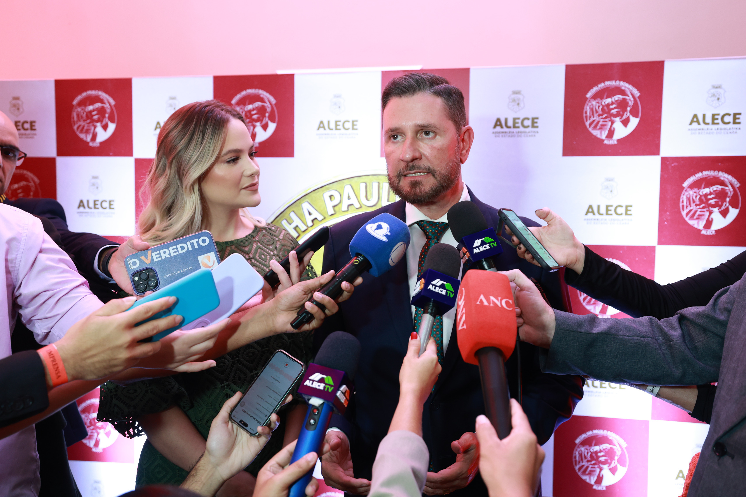 Presidente da Alece, deputado Romeu Aldigueri, em entrevista ao lado da primeira-dama da Casa, Tainah Marinho Aldigueri