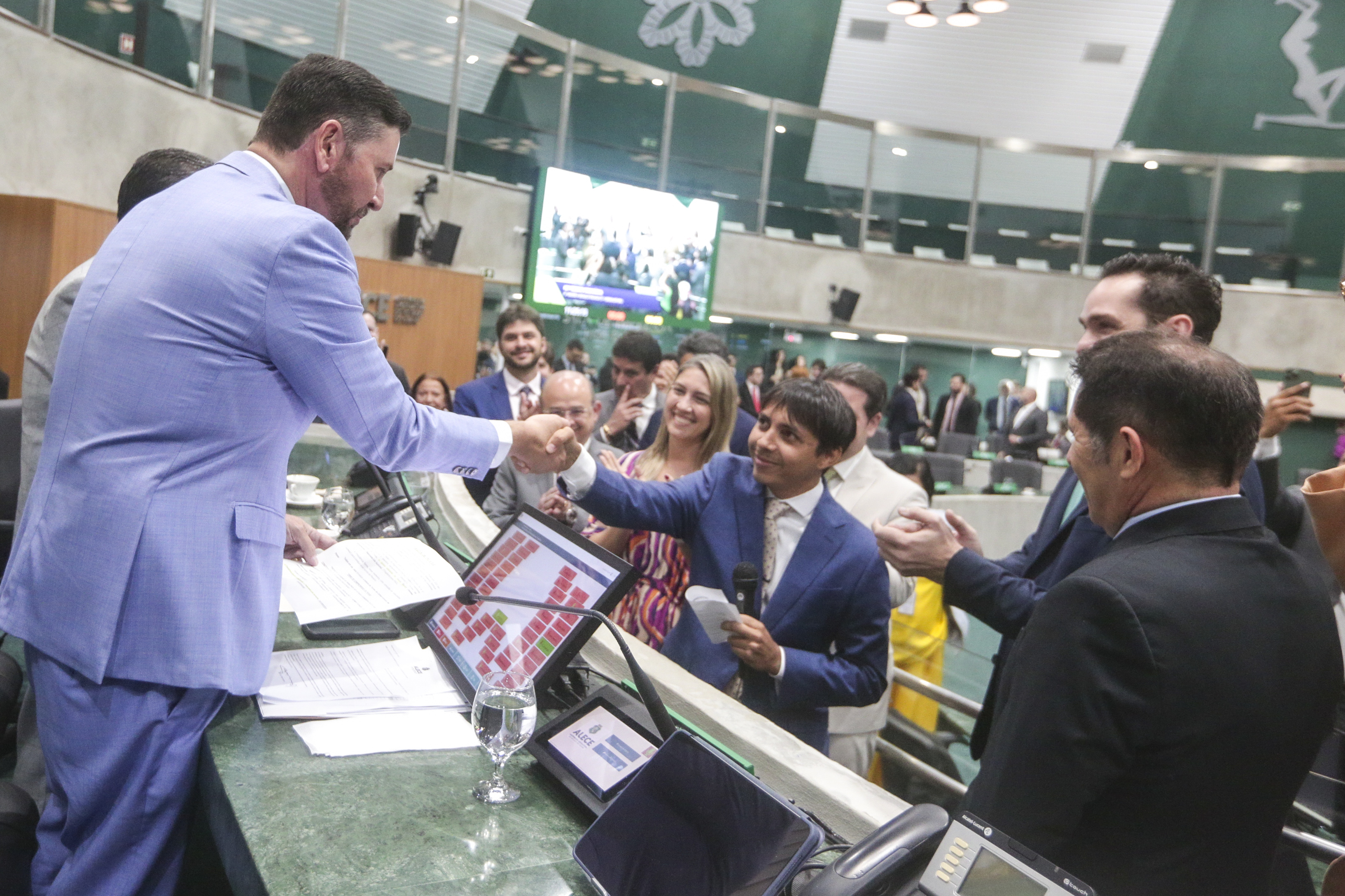 O deputado Leo Suricate (Psol) cumprimenta o presidente da Alece, deputado Romeu Aldigueri (PSB)