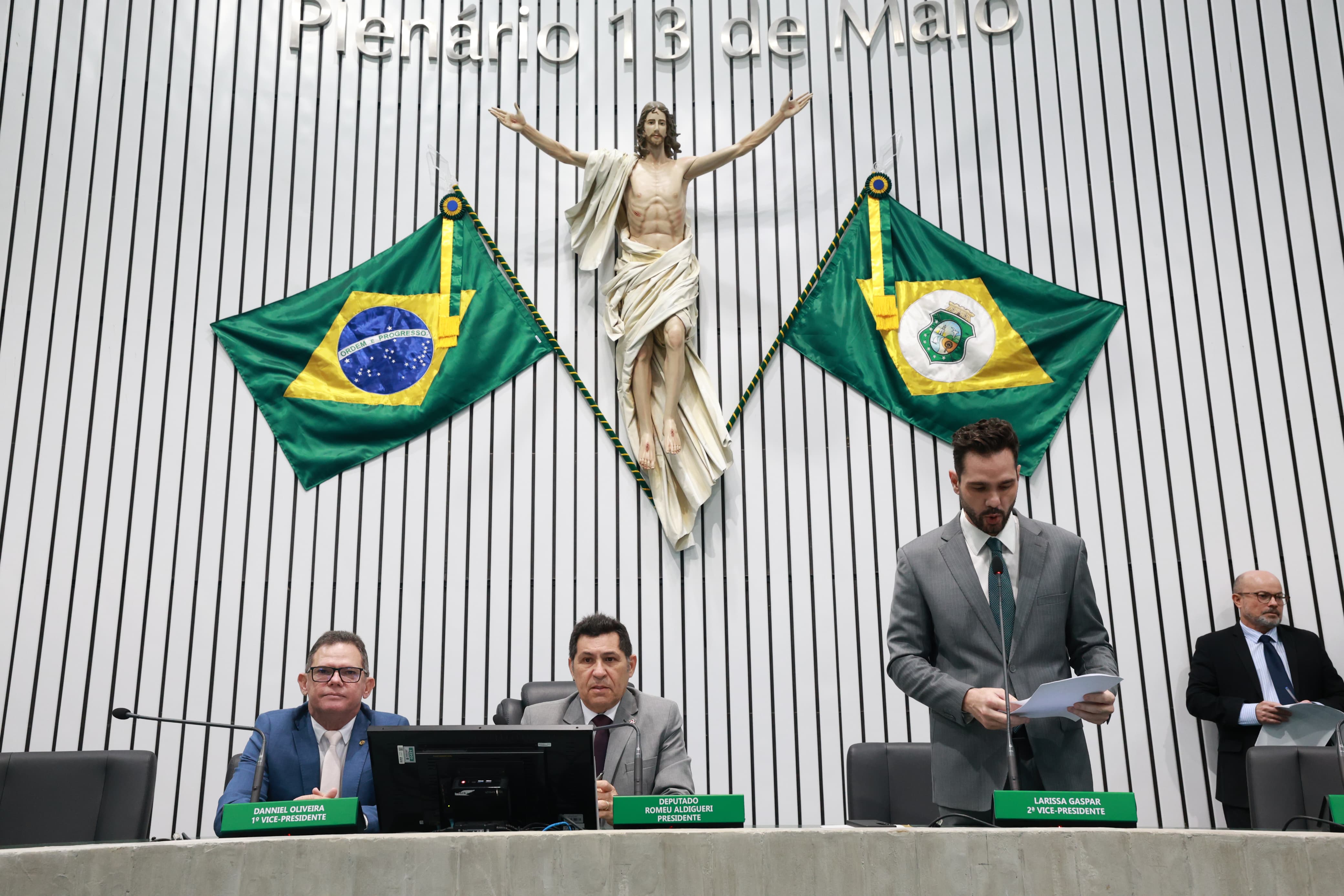 Os projetos que iniciaram tramitação foram lidos pelo deputado Guilherme Bismarck (PSB)