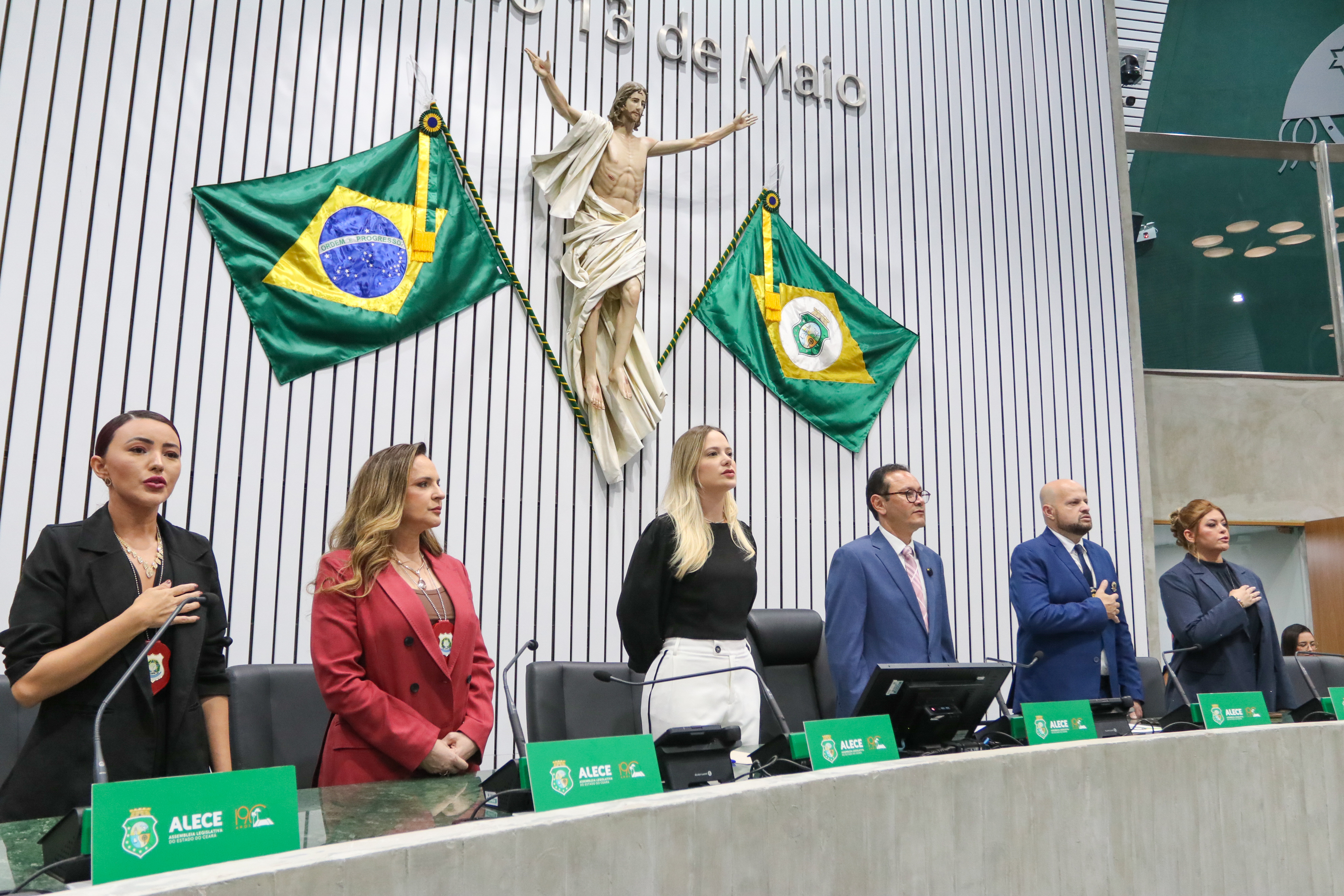 Sessão solene foi realizada no Plenário 13 de Maio