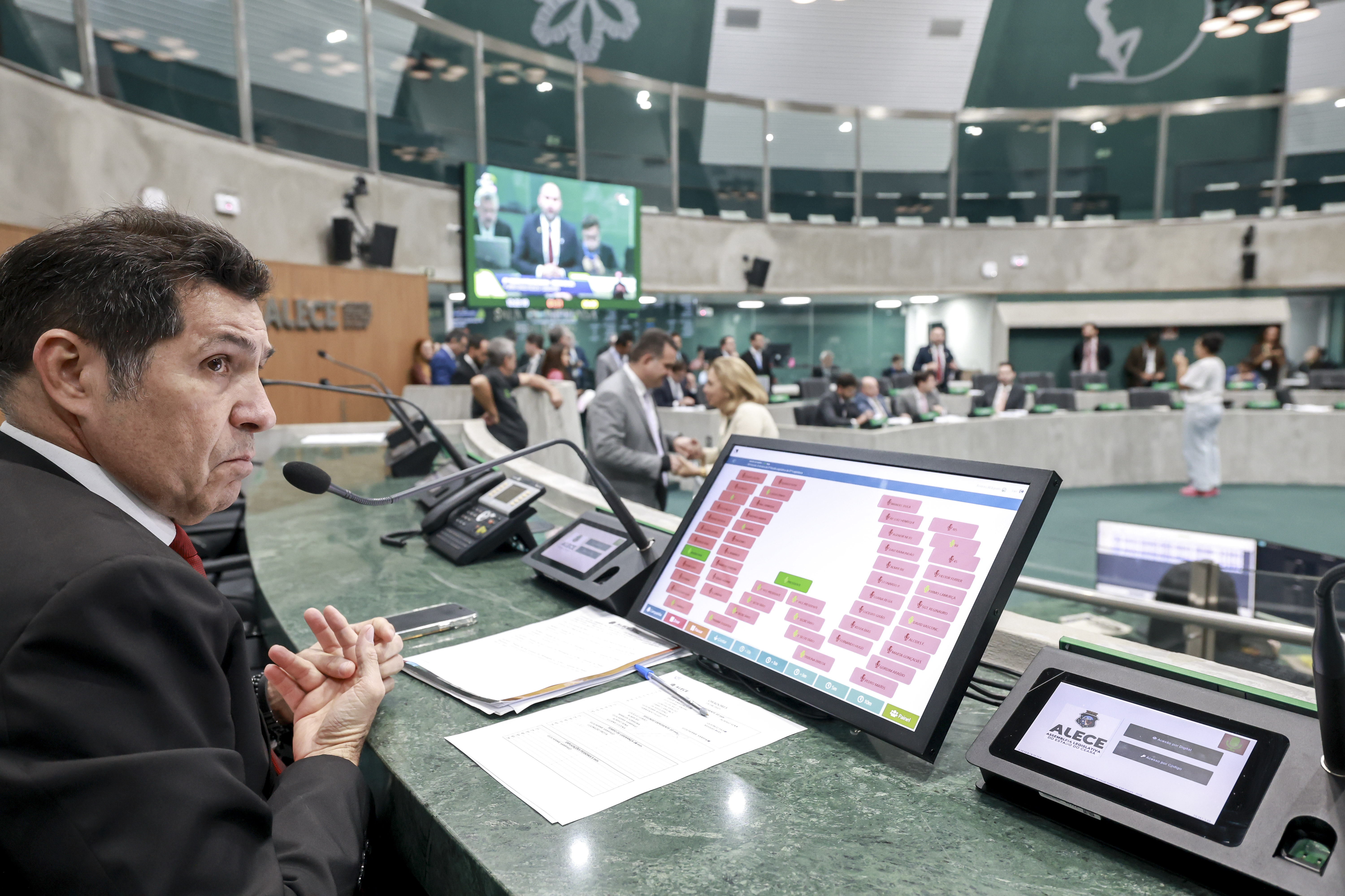 Sessão plenária contou com a presidência dos trabalhos do deputado De Assis Diniz (PT), primeiro secretário da Casa