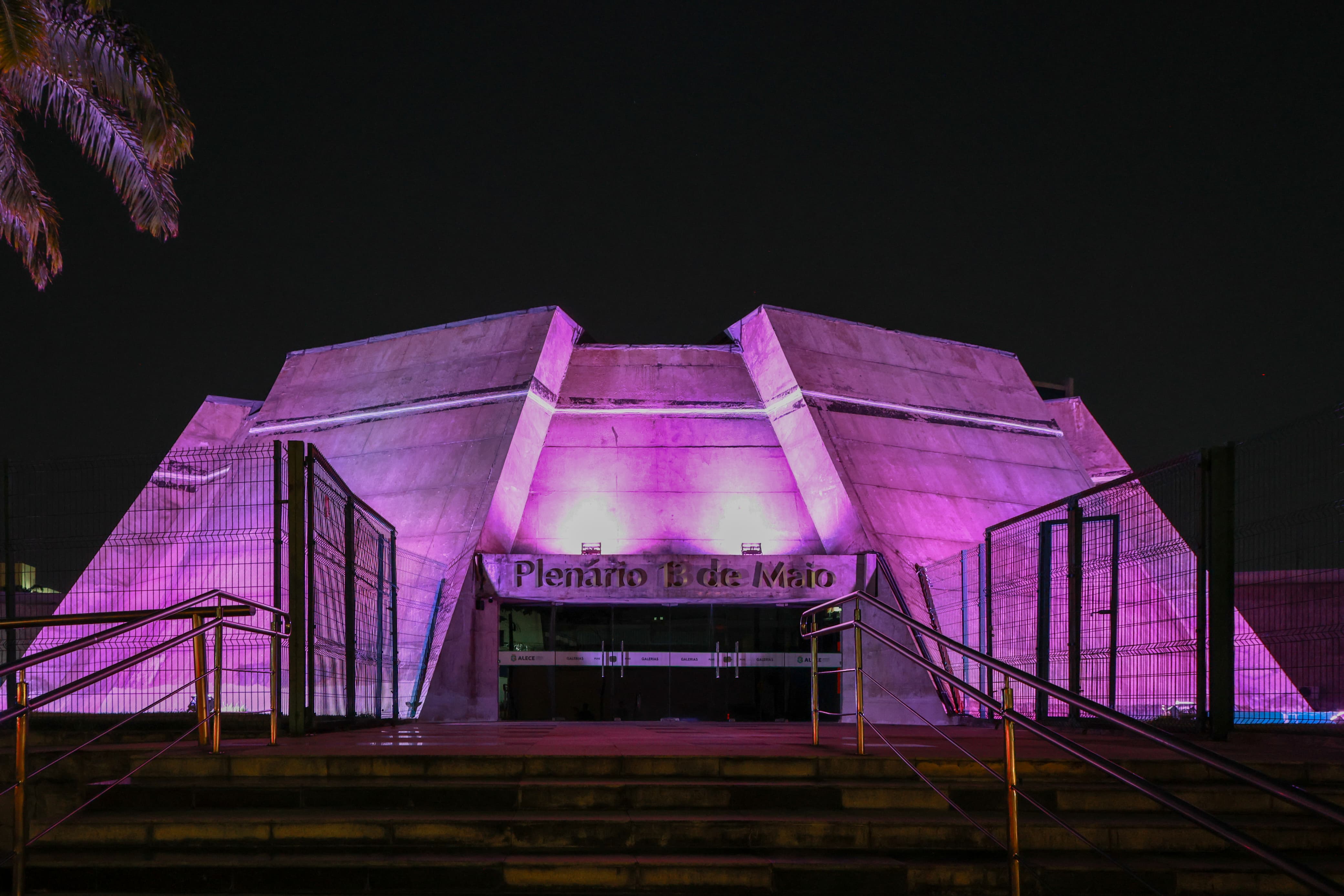 Iluminação especial do Plenário 13 de Maio dá início à campanha Agosto Lilás na Alece