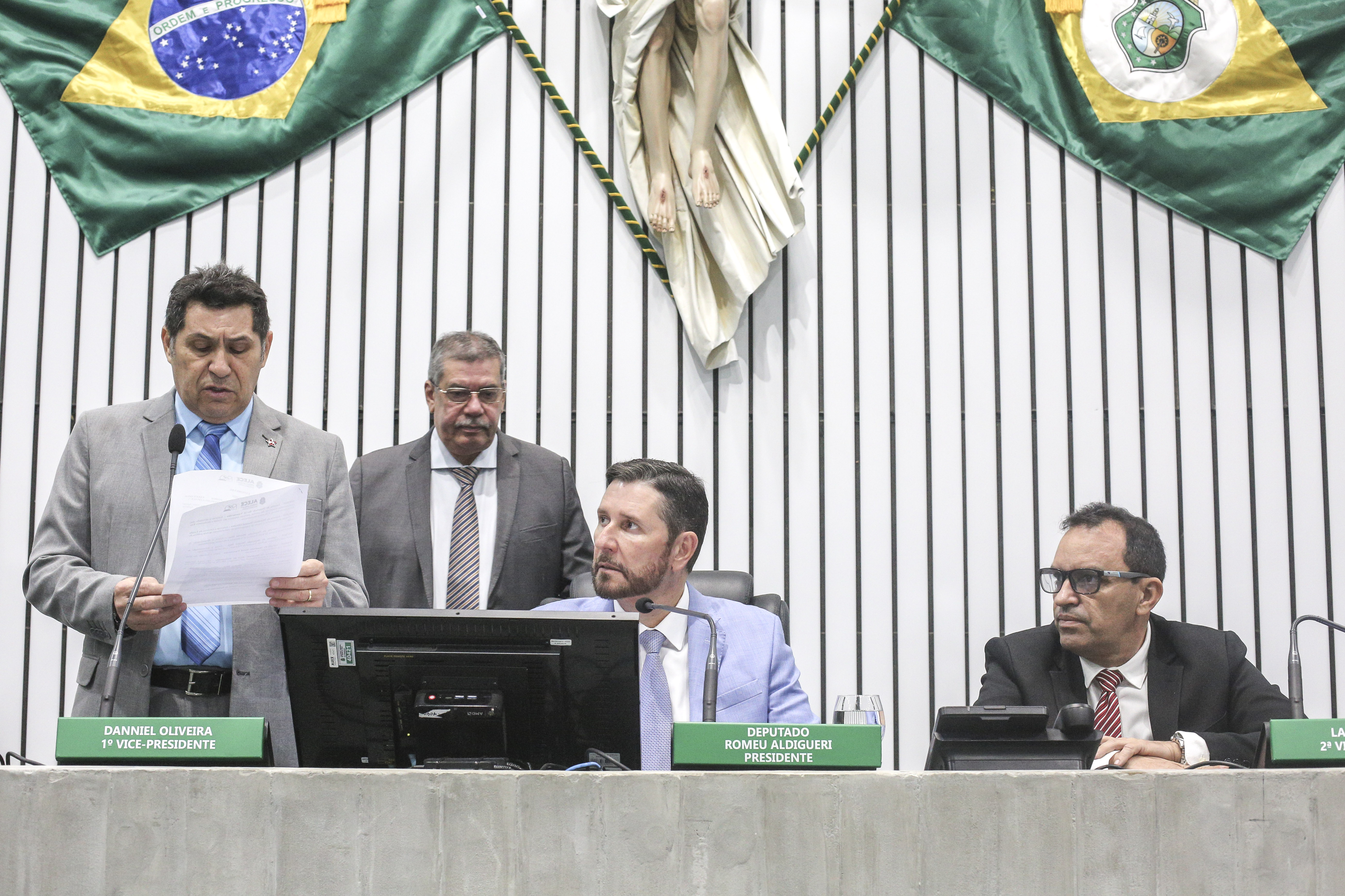 O primeiro-secretário da Mesa Diretora, deputado De Assis Diniz (PT), fez a leitura dos projetos