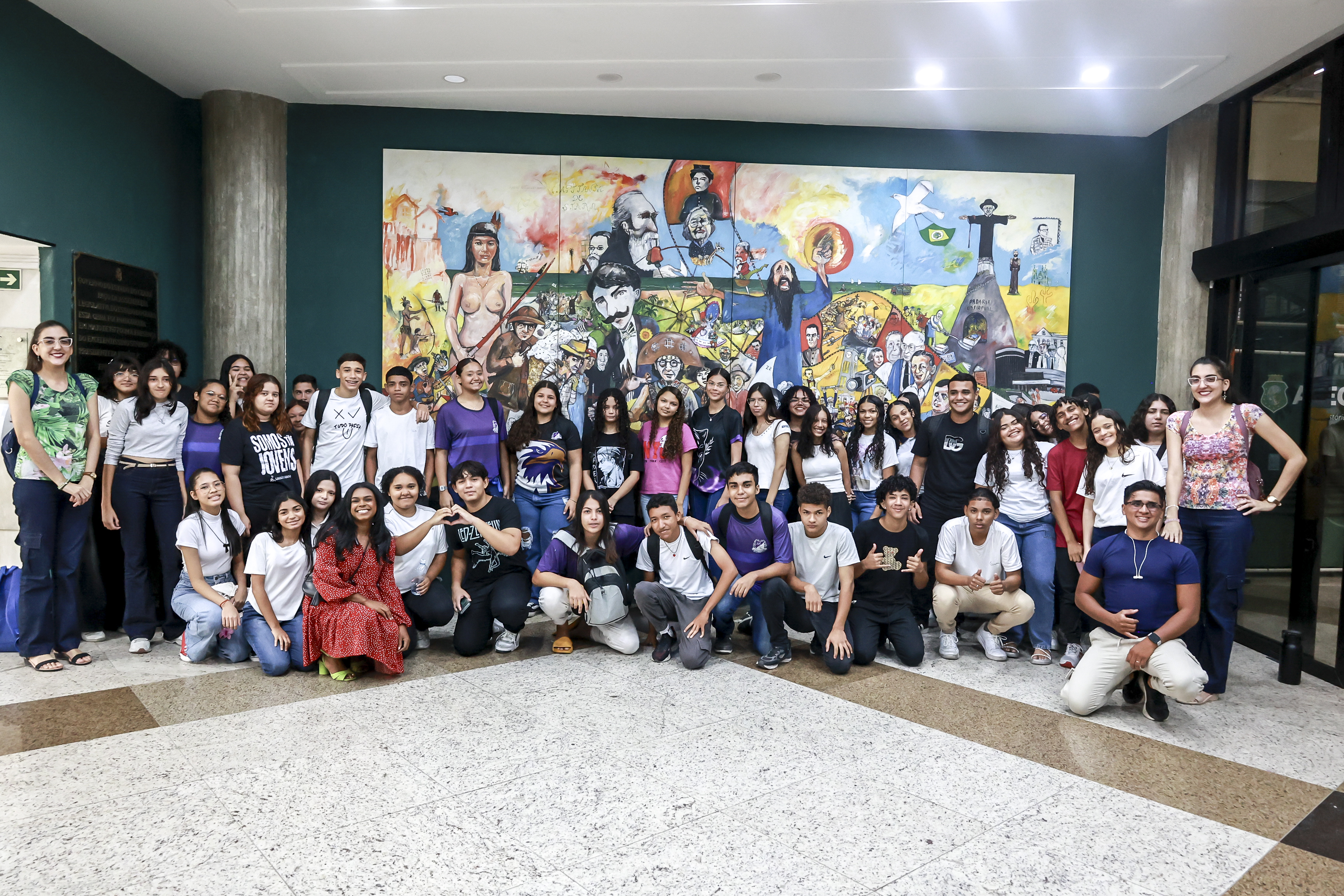 Alunos da EEFM Anísio Teixeira no hall de entrada do Plenário 13 de Maio
