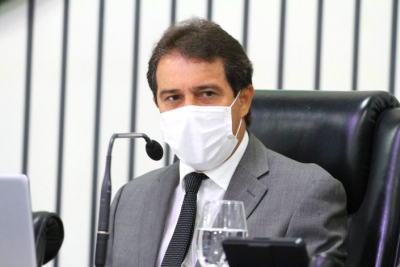 Presidente da AL, deputado Evandro Leitão, durante abertura da sessão plenária