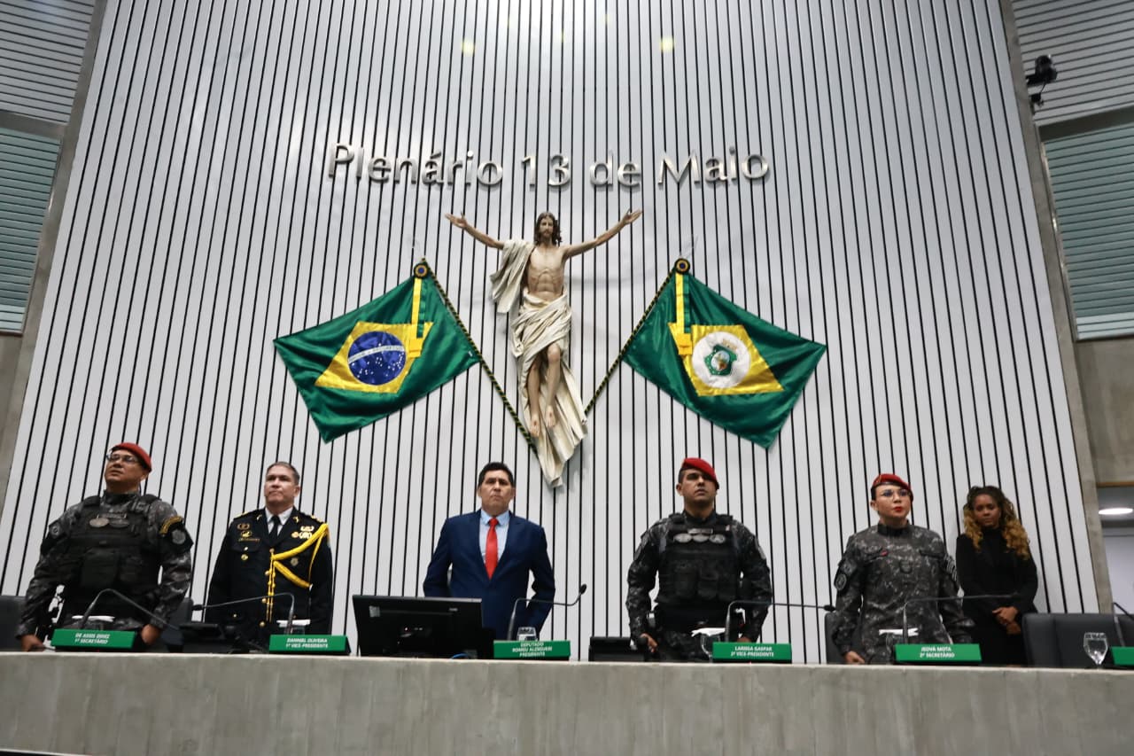 Sessão solene foi realizada no Plenário 13 de Maio