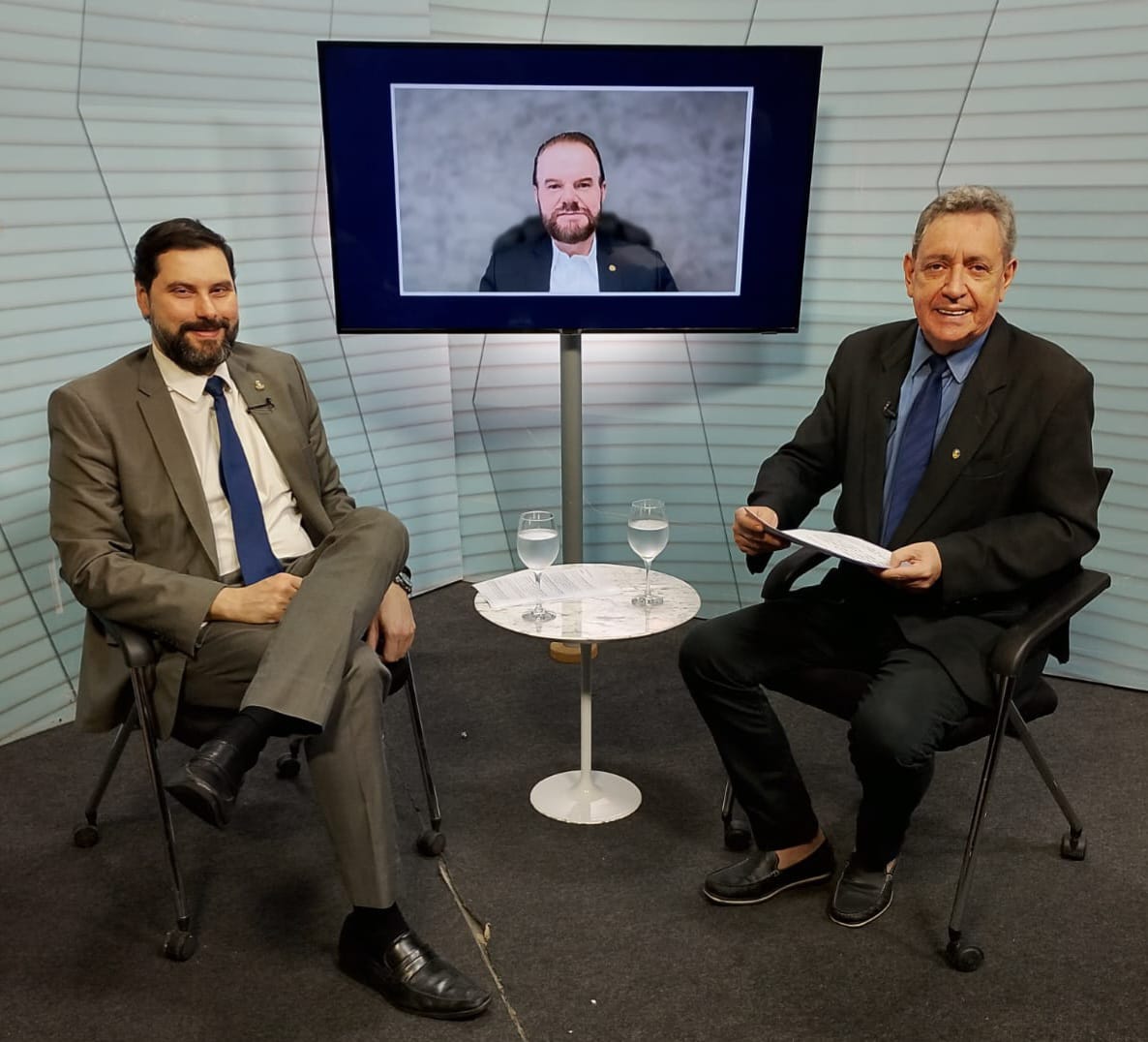 Rodrigo Martiniano, Giuseppe Dutra Janino (na tela da TV) e Renato Abreu