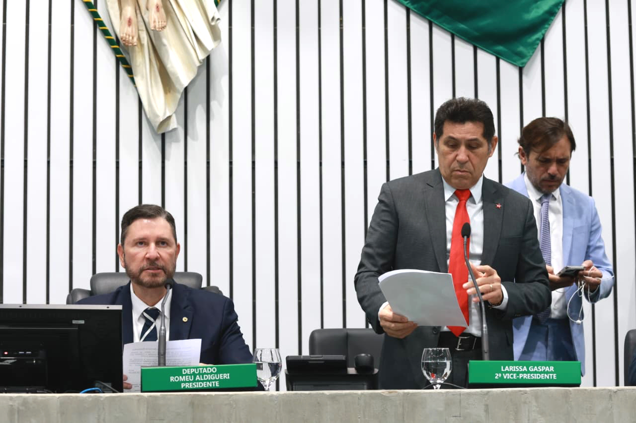 As matérias foram lidas pelo deputado De Assis Diniz (PT)