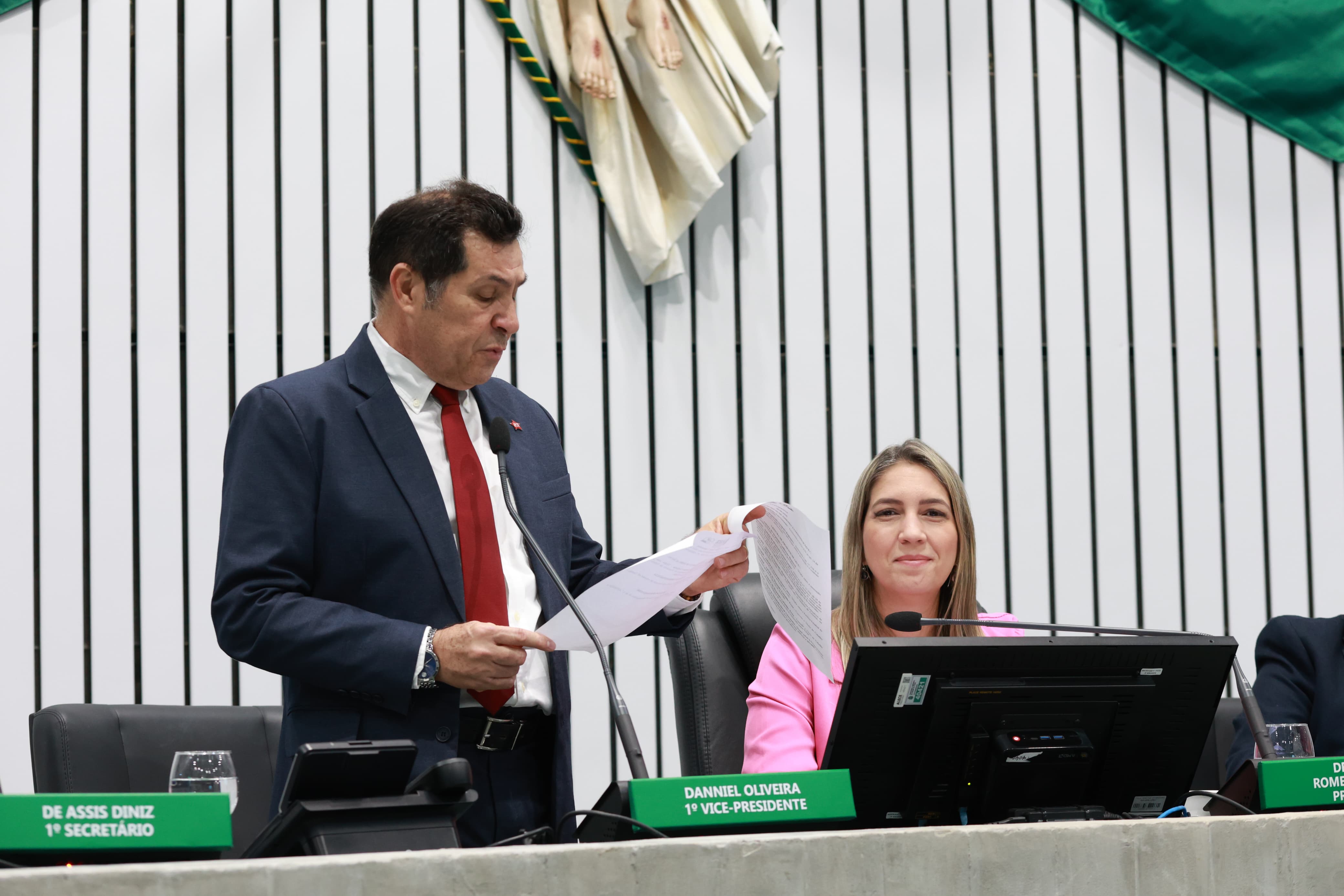 O deputado De Assis Diniz fez a leituras das novas proposituras