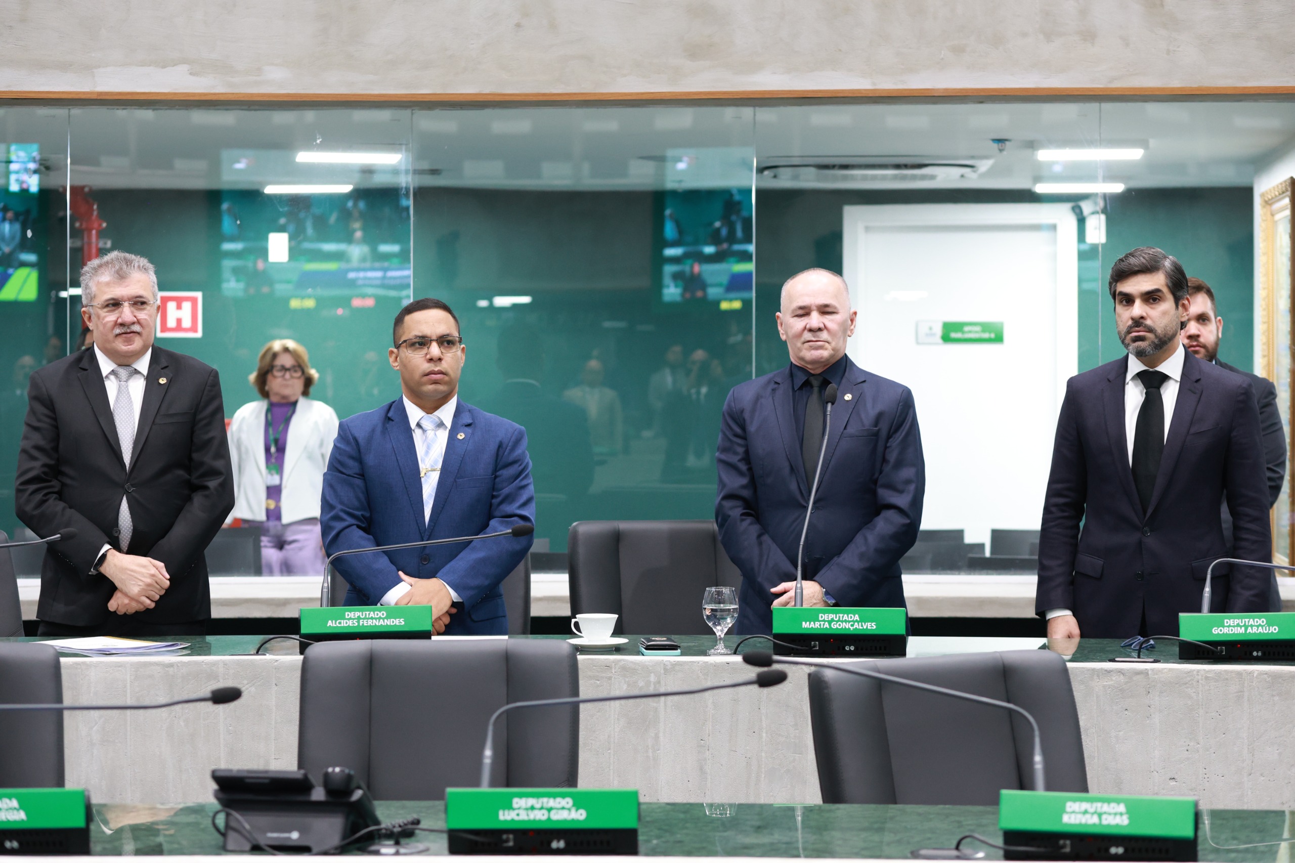 Alece presta minuto de silêncio pelas mortes de comerciantes em Itapajé