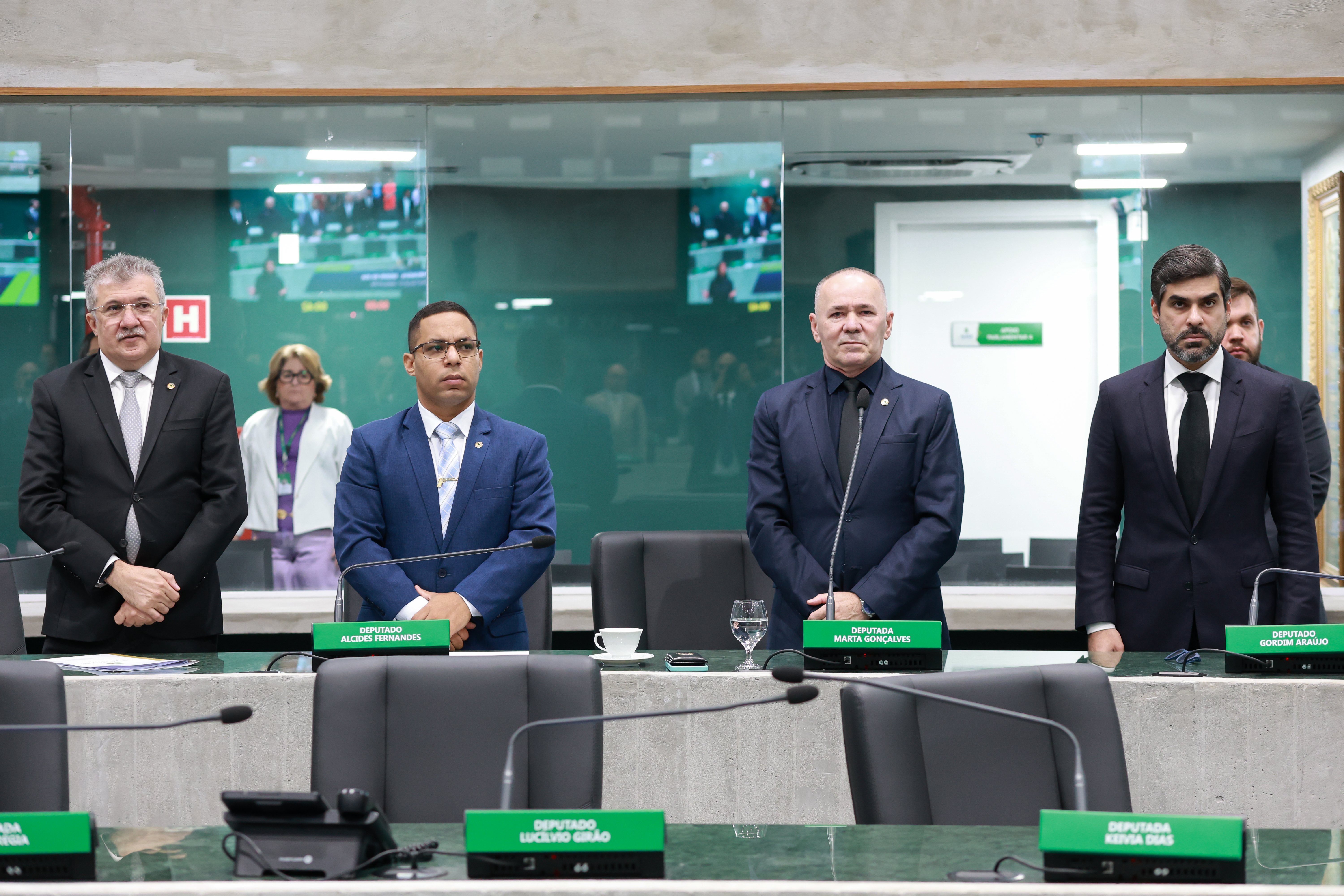 Parlamentares durante minuto de silêncio prestado na sessão plenária desta quinta