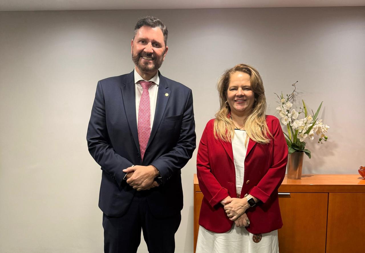 Presidente da Alece, deputado Romeu Aldigueri e reitora da Universidade Estadual Vale do Acaraú (UVA), Izabelle Mont’Alverne