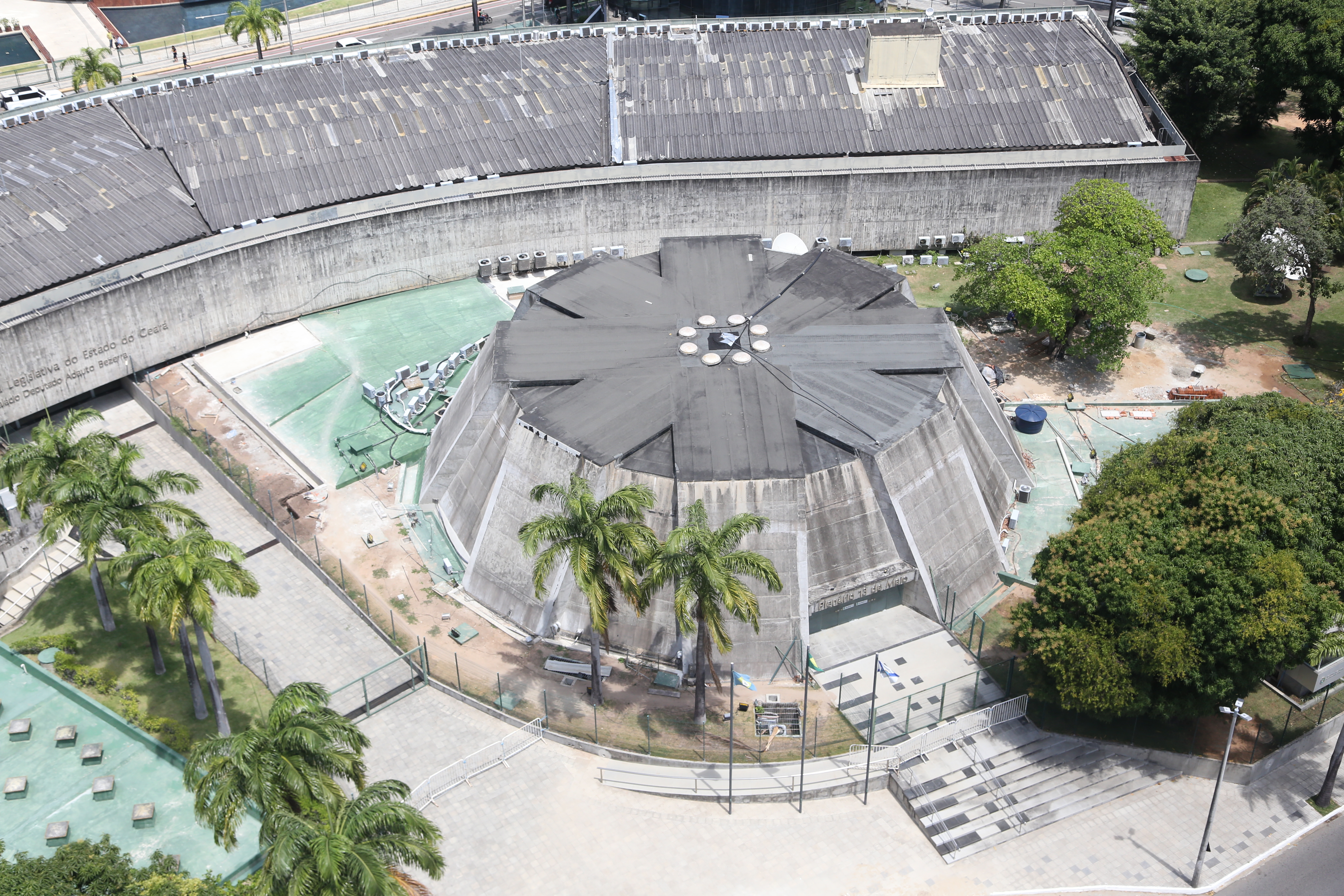 Fachada externa do Plenário 13 de Maio e Palácio Adauto Bezerra (Edifício Sede da Alece) ao fundo