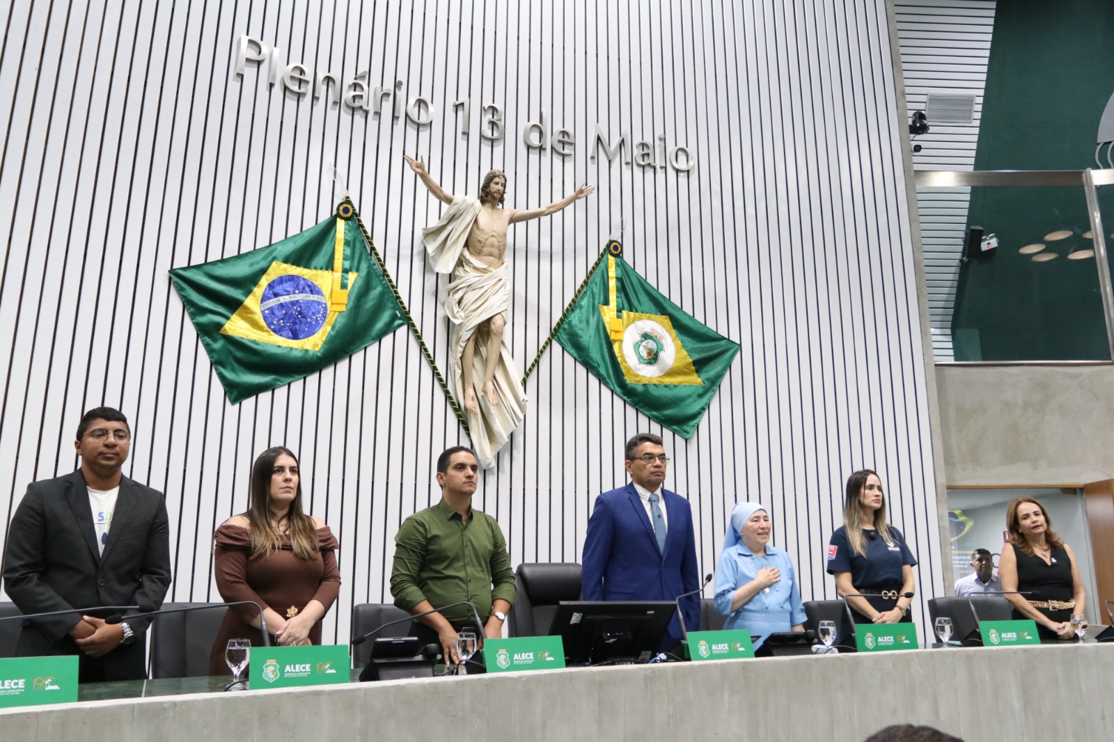Sessão solene foi realizada no Plenário 13 de Maio