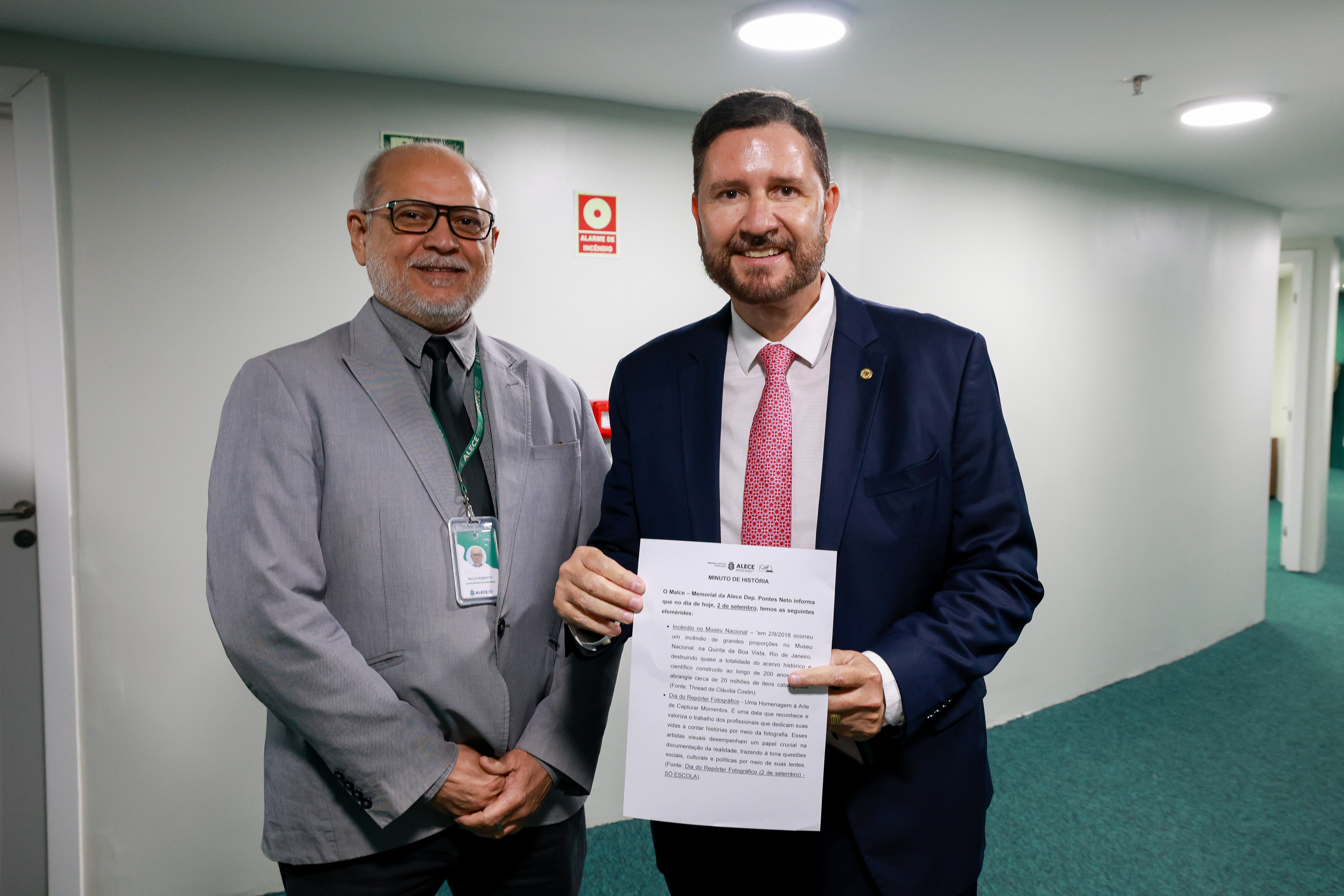 O coordenador do Malce, Paulo Roberto Nunes (à esquerda), entrega nas mãos do presidente da Alece, deputado Romeu Aldigueri (PSB), o documento com fatos históricos lido na sessão plenária desta terça-feira