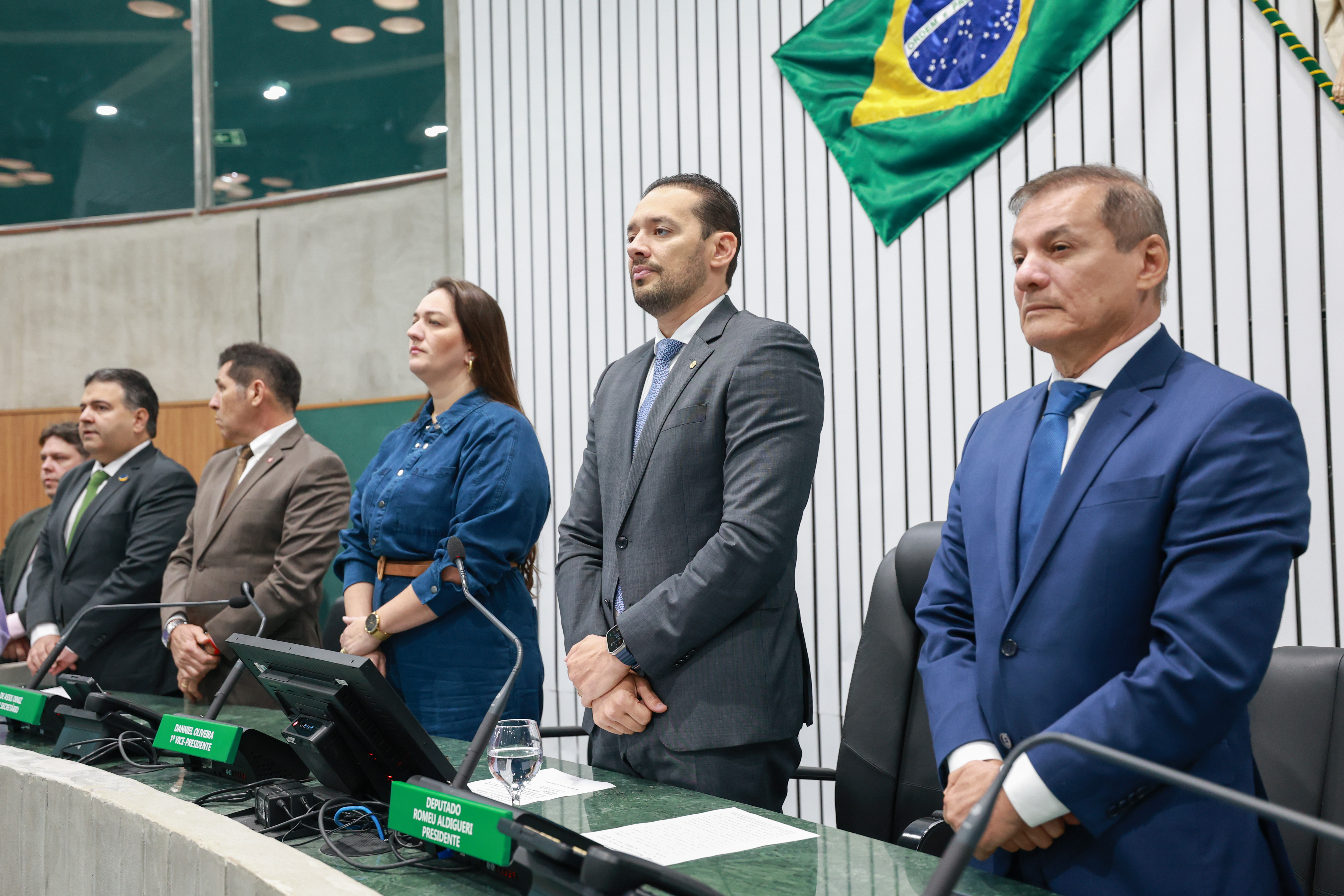 Os parlamentares prestam minuto de silêncio em posição de respeito