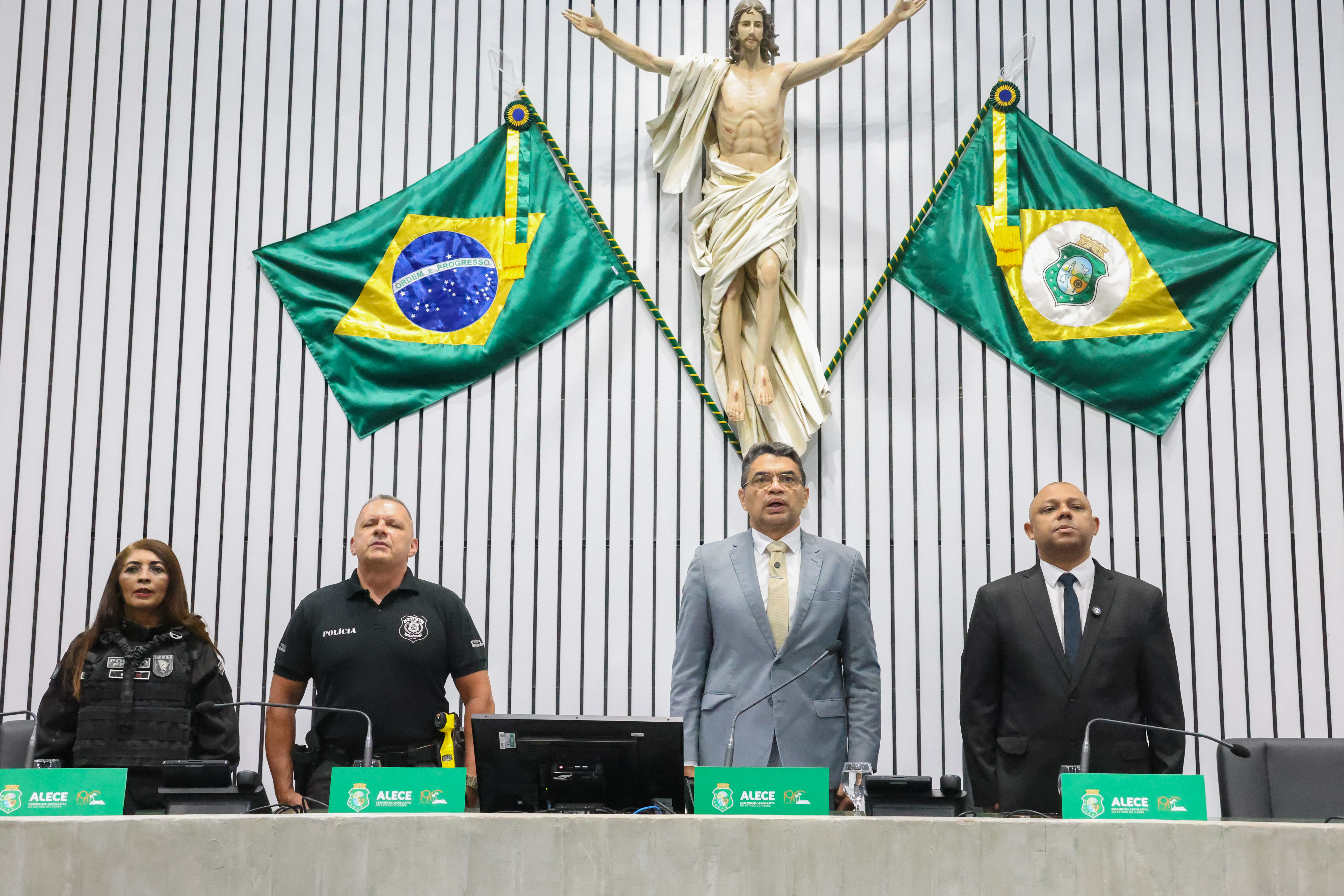 Sessão solene foi realizada no Plenário 13 de Maio