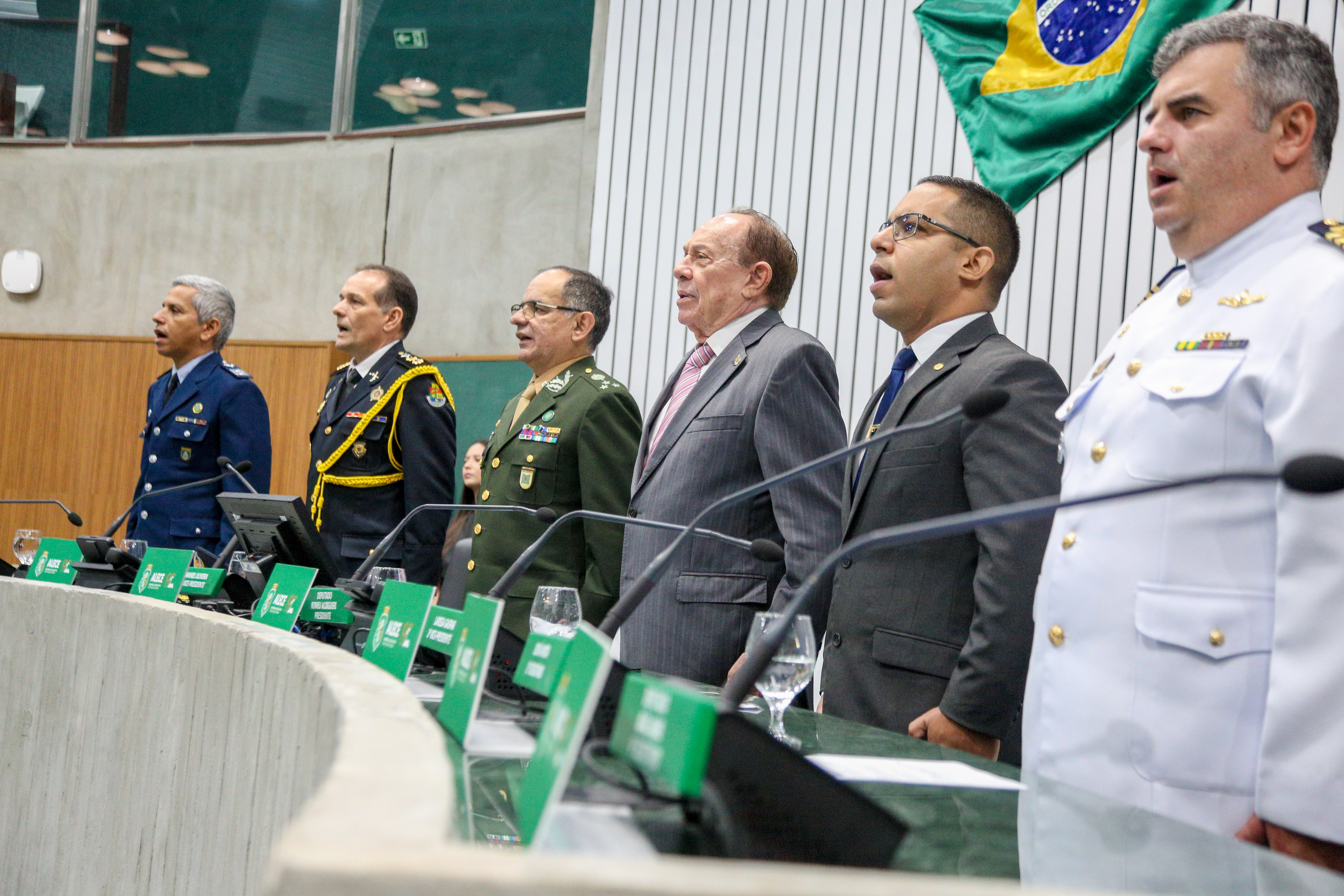 Trajetória de 83 anos da 10ª Região Militar é celebrada em solene na Alece 