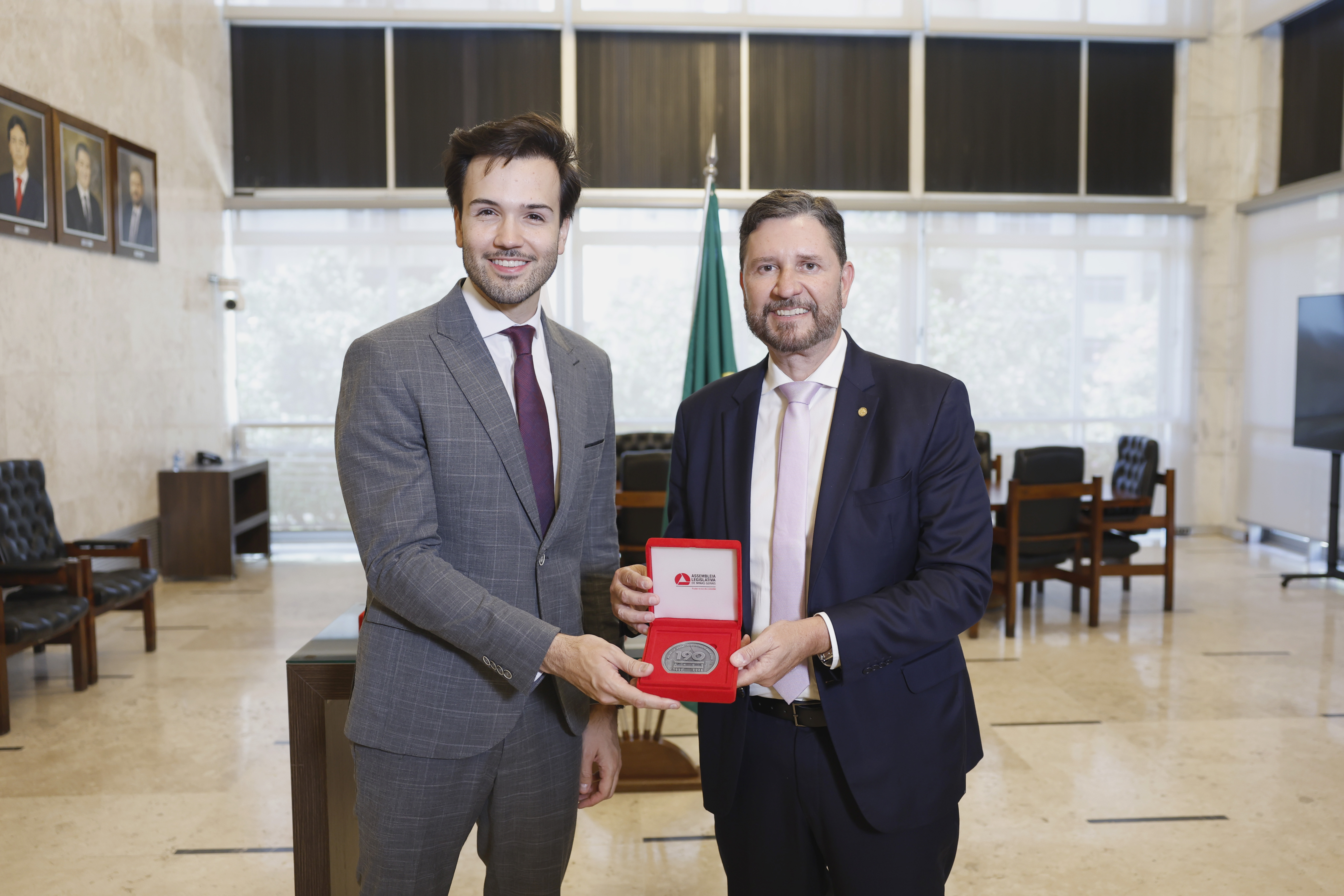O presidente da Alece, deputado Romeu Aldigueri (PSB), também foi homenageado na solenidade