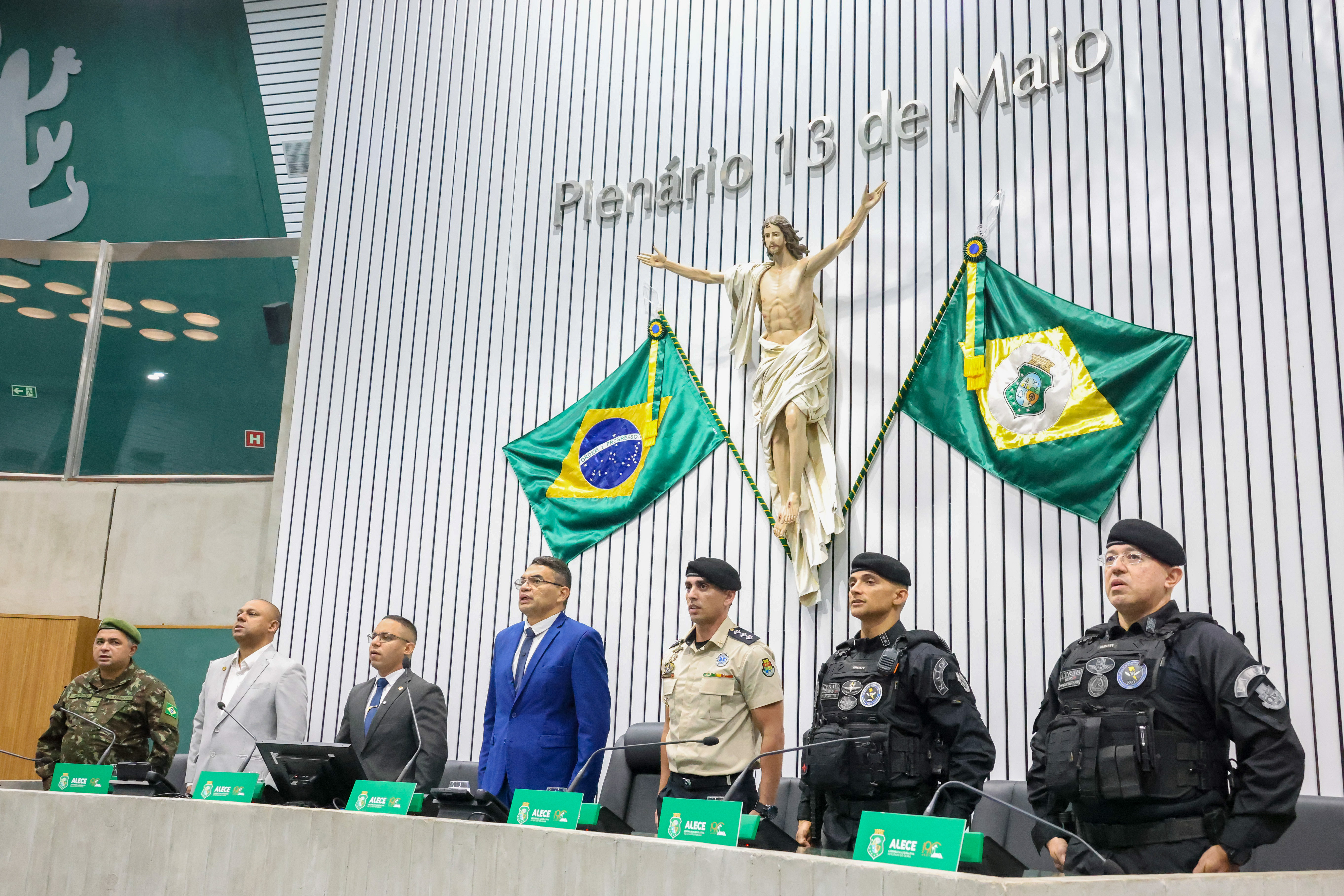 Sessão solene foi realizada no Plenário 13 de Maio
