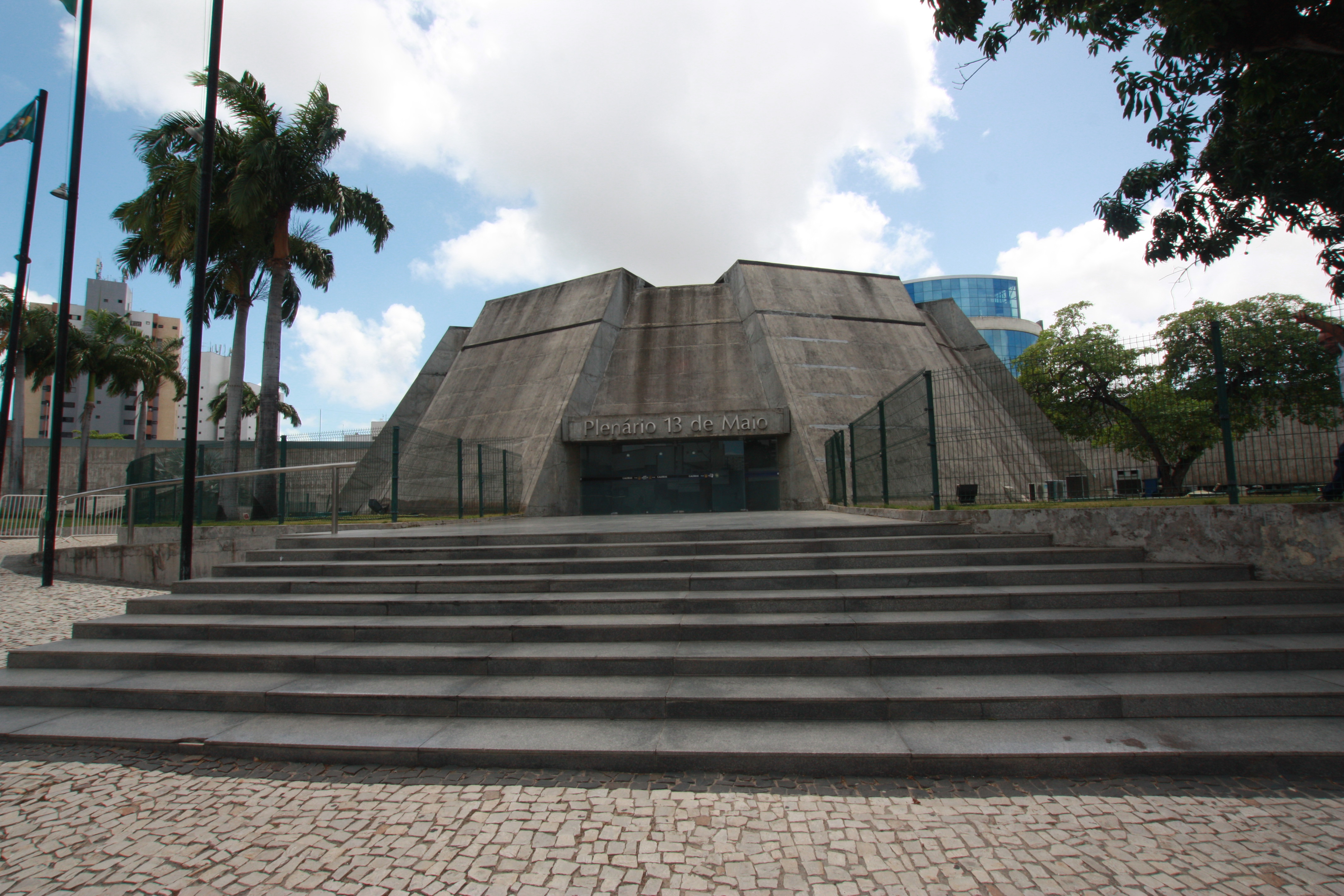 Fachada externa do Plenário 13 de MAio