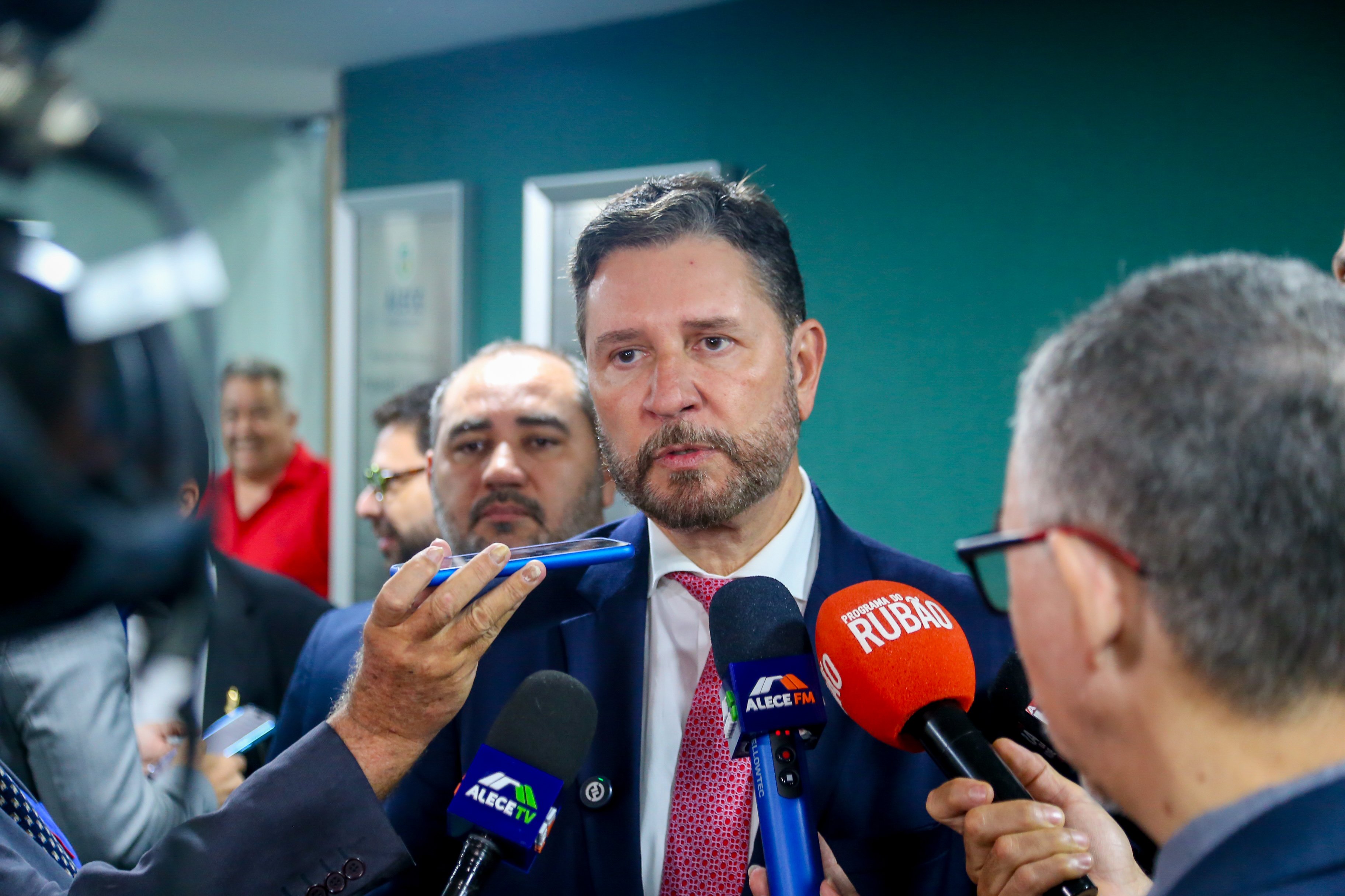 Presidente da Alece, deputado Romeu Aldigueri (PSB) fez o convite para lançamento do programa Ceará de Valores em entrevista coletiva